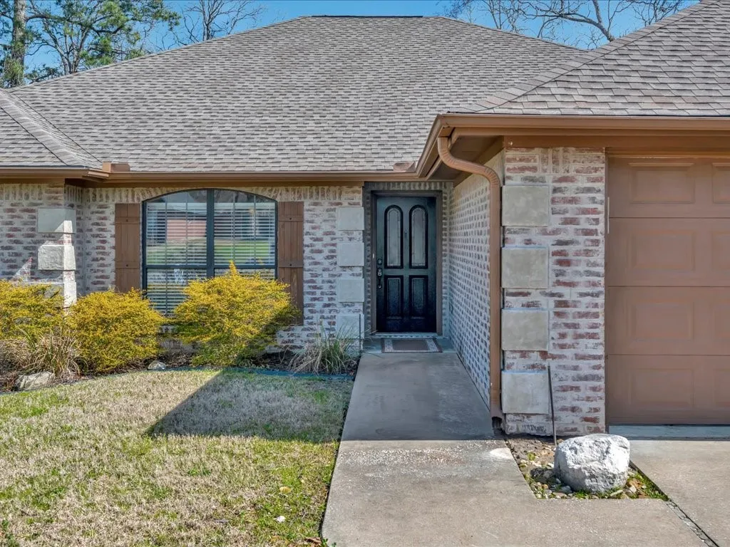 Single Family Residence For Sale in Angelina County , 605 Augusta Drive, Lufkin, Texas 75901, 3 Bedrooms, 2 Bathrooms, 2 Garage spaces, 1,915 Sqft, built in 1992, Preowned, Price $298,500, mls#20856264, Real Estate Agent in Lufkin, Homes For Sale in Angelina county, Homes For Sale in Lufkin, Realtor in Lufkin Texas, Real Estate Brokerage Independent Realty Texas, Luminita Cordes Realtor