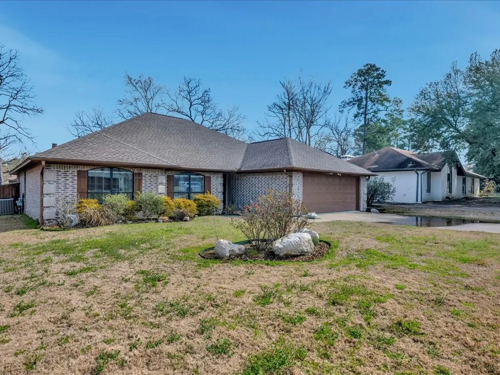 Single Family Residence For Sale in Angelina County , 605 Augusta Drive, Lufkin, Texas 75901, 3 Bedrooms, 2 Bathrooms, 2 Garage spaces, 1,915 Sqft, built in 1992, Preowned, Price $298,500, mls#20856264, Real Estate Agent in Lufkin, Homes For Sale in Angelina county, Homes For Sale in Lufkin, Realtor in Lufkin Texas, Real Estate Brokerage Independent Realty Texas, Luminita Cordes Realtor