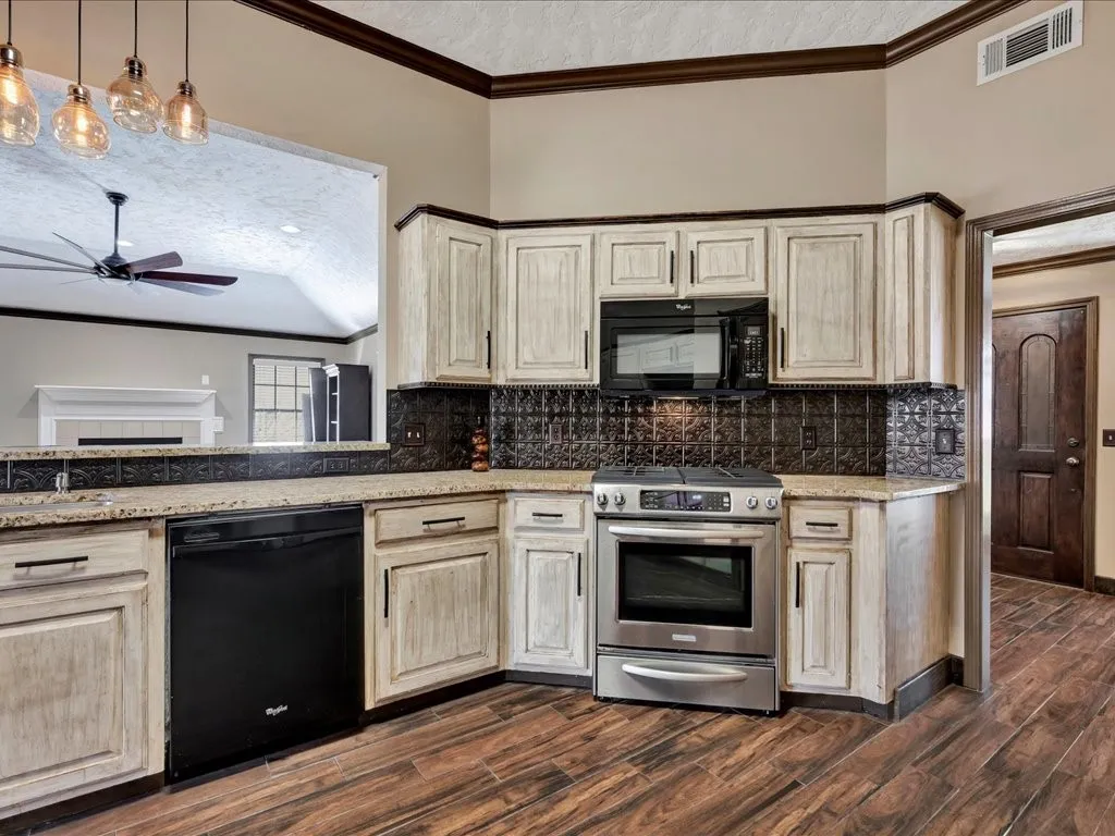 Single Family Residence For Sale in Angelina County , 605 Augusta Drive, Lufkin, Texas 75901, 3 Bedrooms, 2 Bathrooms, 2 Garage spaces, 1,915 Sqft, built in 1992, Preowned, Price $298,500, mls#20856264, Real Estate Agent in Lufkin, Homes For Sale in Angelina county, Homes For Sale in Lufkin, Realtor in Lufkin Texas, Real Estate Brokerage Independent Realty Texas, Luminita Cordes Realtor
