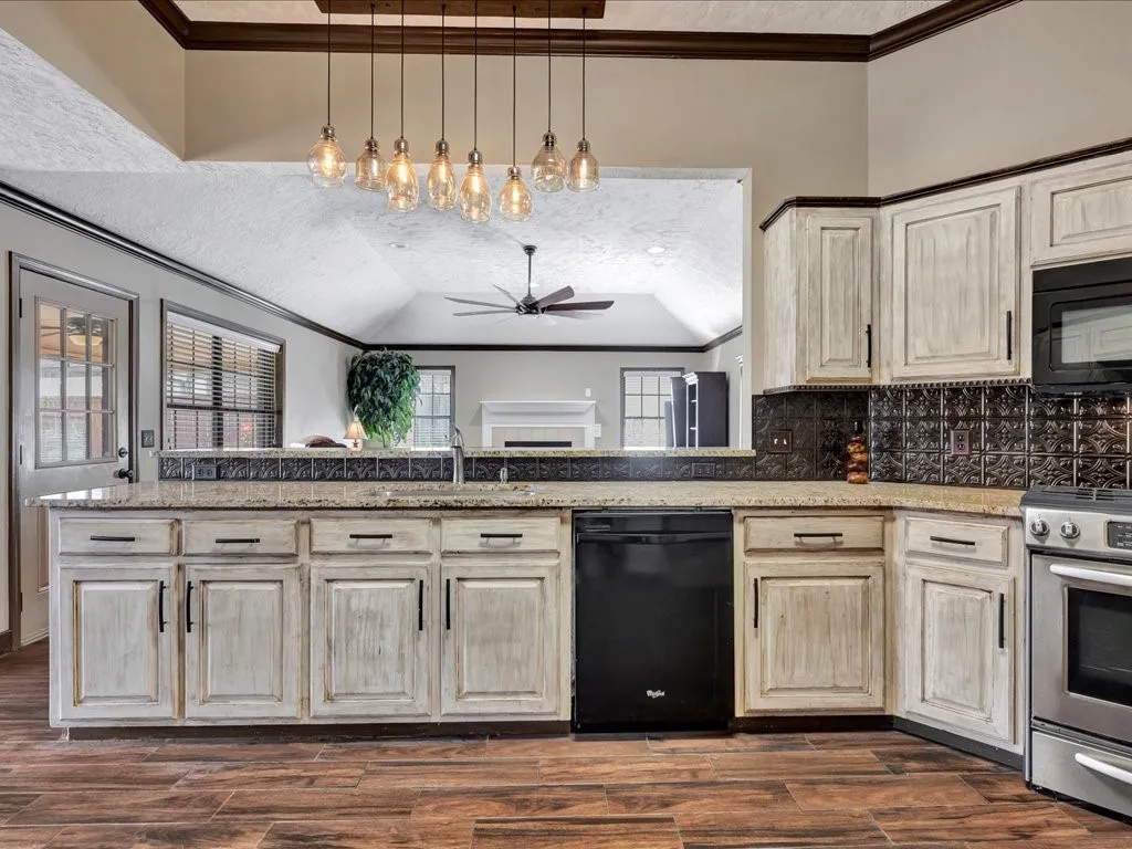 Single Family Residence For Sale in Angelina County , 605 Augusta Drive, Lufkin, Texas 75901, 3 Bedrooms, 2 Bathrooms, 2 Garage spaces, 1,915 Sqft, built in 1992, Preowned, Price $298,500, mls#20856264, Real Estate Agent in Lufkin, Homes For Sale in Angelina county, Homes For Sale in Lufkin, Realtor in Lufkin Texas, Real Estate Brokerage Independent Realty Texas, Luminita Cordes Realtor