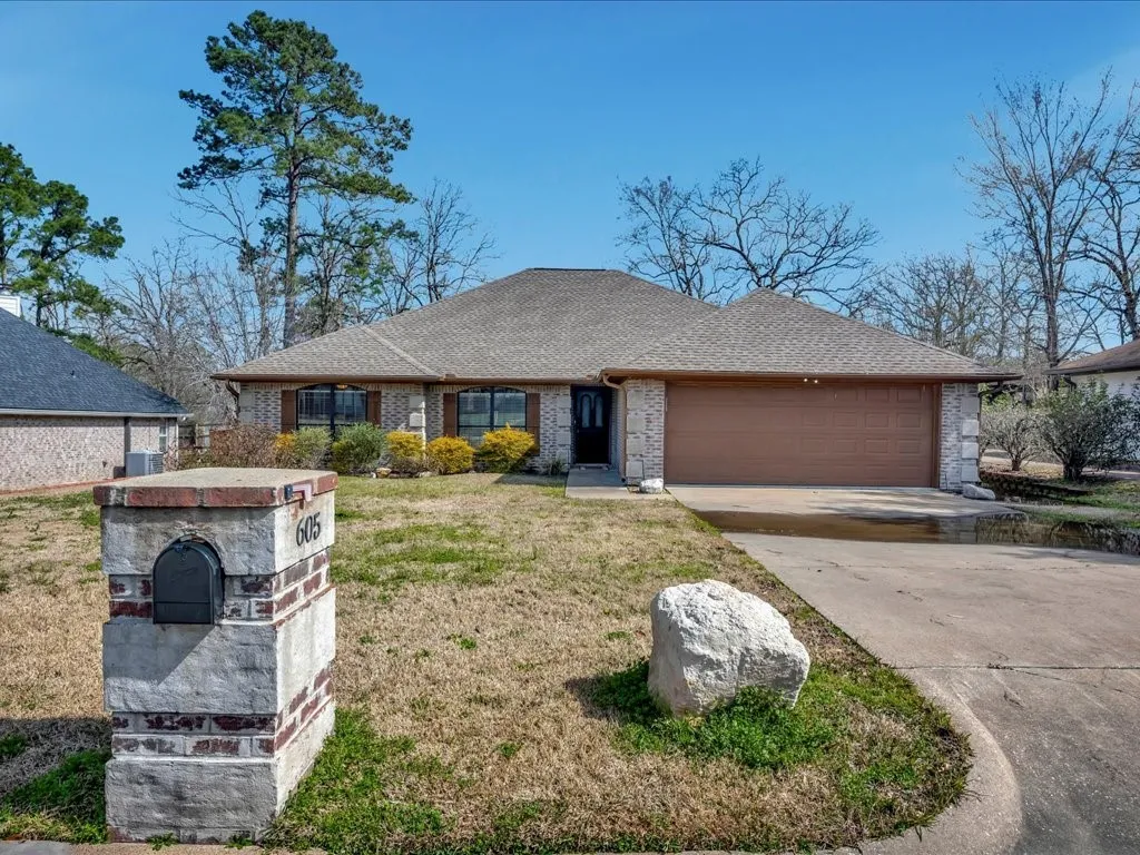 Single Family Residence For Sale in Angelina County , 605 Augusta Drive, Lufkin, Texas 75901, 3 Bedrooms, 2 Bathrooms, 2 Garage spaces, 1,915 Sqft, built in 1992, Preowned, Price $298,500, mls#20856264, Real Estate Agent in Lufkin, Homes For Sale in Angelina county, Homes For Sale in Lufkin, Realtor in Lufkin Texas, Real Estate Brokerage Independent Realty Texas, Luminita Cordes Realtor