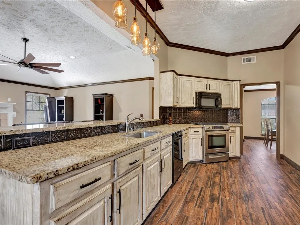 Single Family Residence For Sale in Angelina County , 605 Augusta Drive, Lufkin, Texas 75901, 3 Bedrooms, 2 Bathrooms, 2 Garage spaces, 1,915 Sqft, built in 1992, Preowned, Price $298,500, mls#20856264, Real Estate Agent in Lufkin, Homes For Sale in Angelina county, Homes For Sale in Lufkin, Realtor in Lufkin Texas, Real Estate Brokerage Independent Realty Texas, Luminita Cordes Realtor