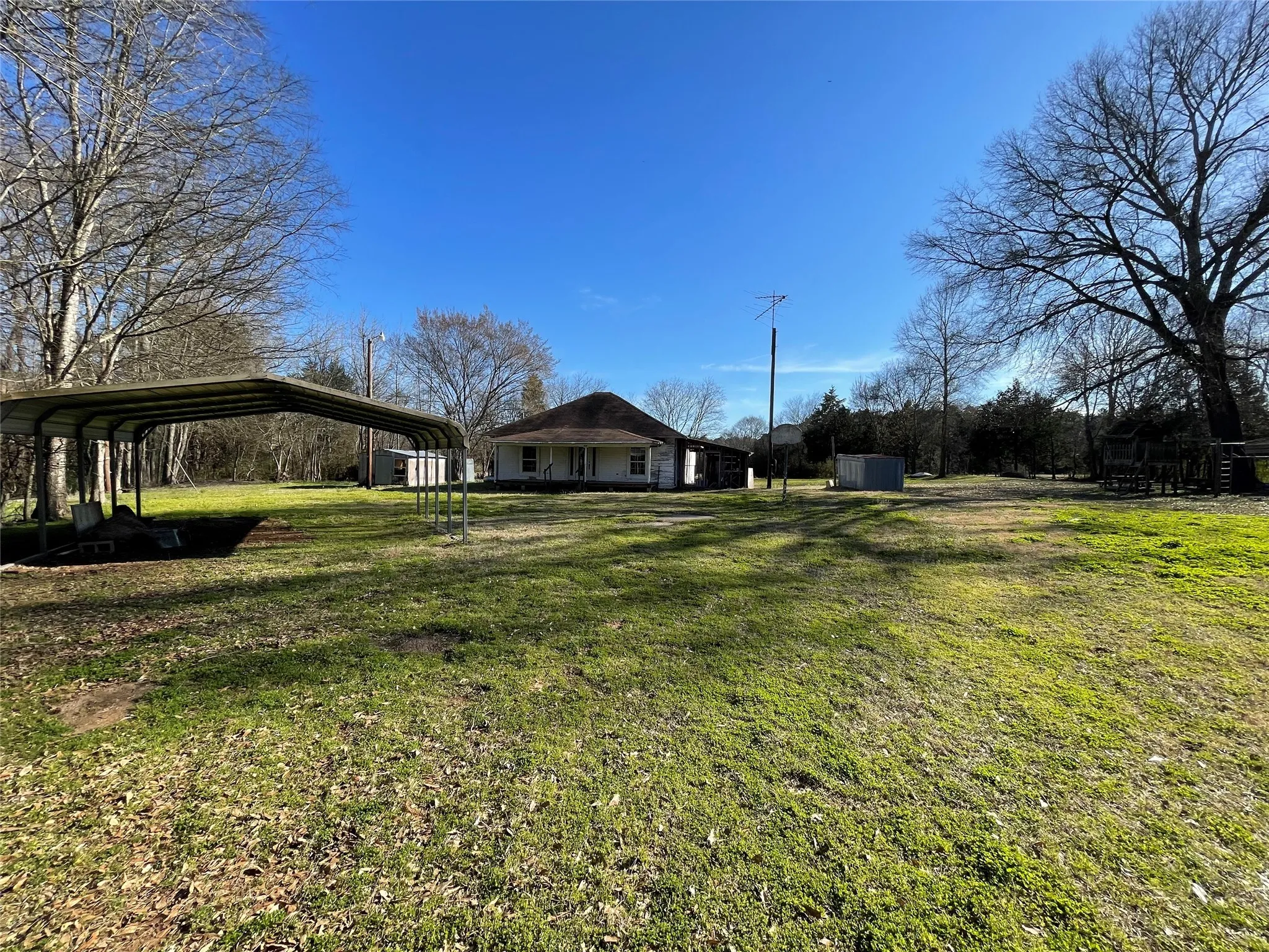 Single Family Residence For Sale in Cherokee County , 304 CR 1421, Jacksonville, Texas 75766, 3 Bedroom, 2 Bathroom, Garage spaces, 2,438 Sqft, built in 1981, mls#20856696, Real Estate Agent in Jacksonville, Homes For Sale in Cherokee county, Homes For Sale in Jacksonville, Realtor in Jacksonville Texas, Real Estate Brokerage Independent Realty Texas, Luminita Cordes Realtor