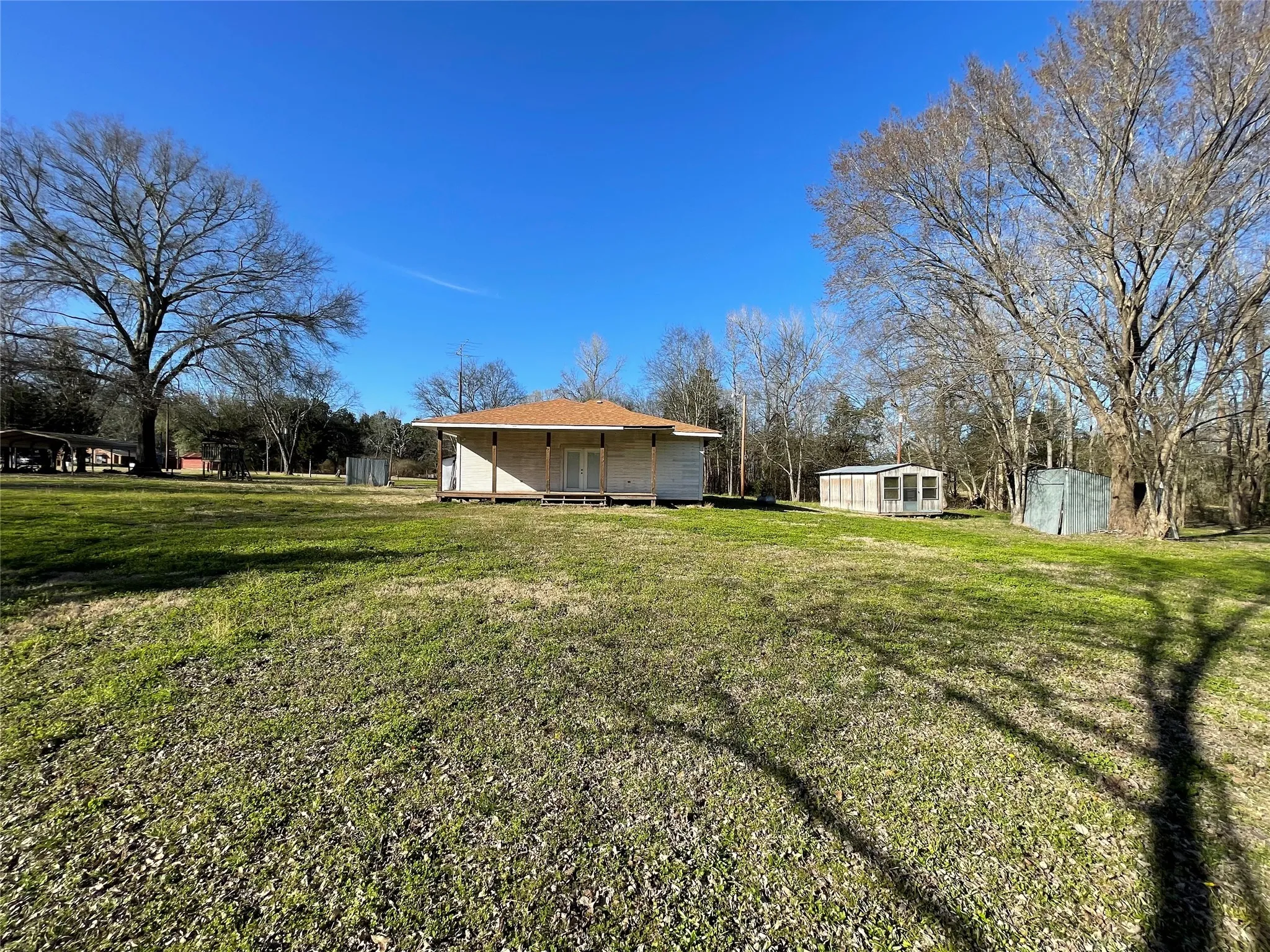 View of yard featuring an outbuilding