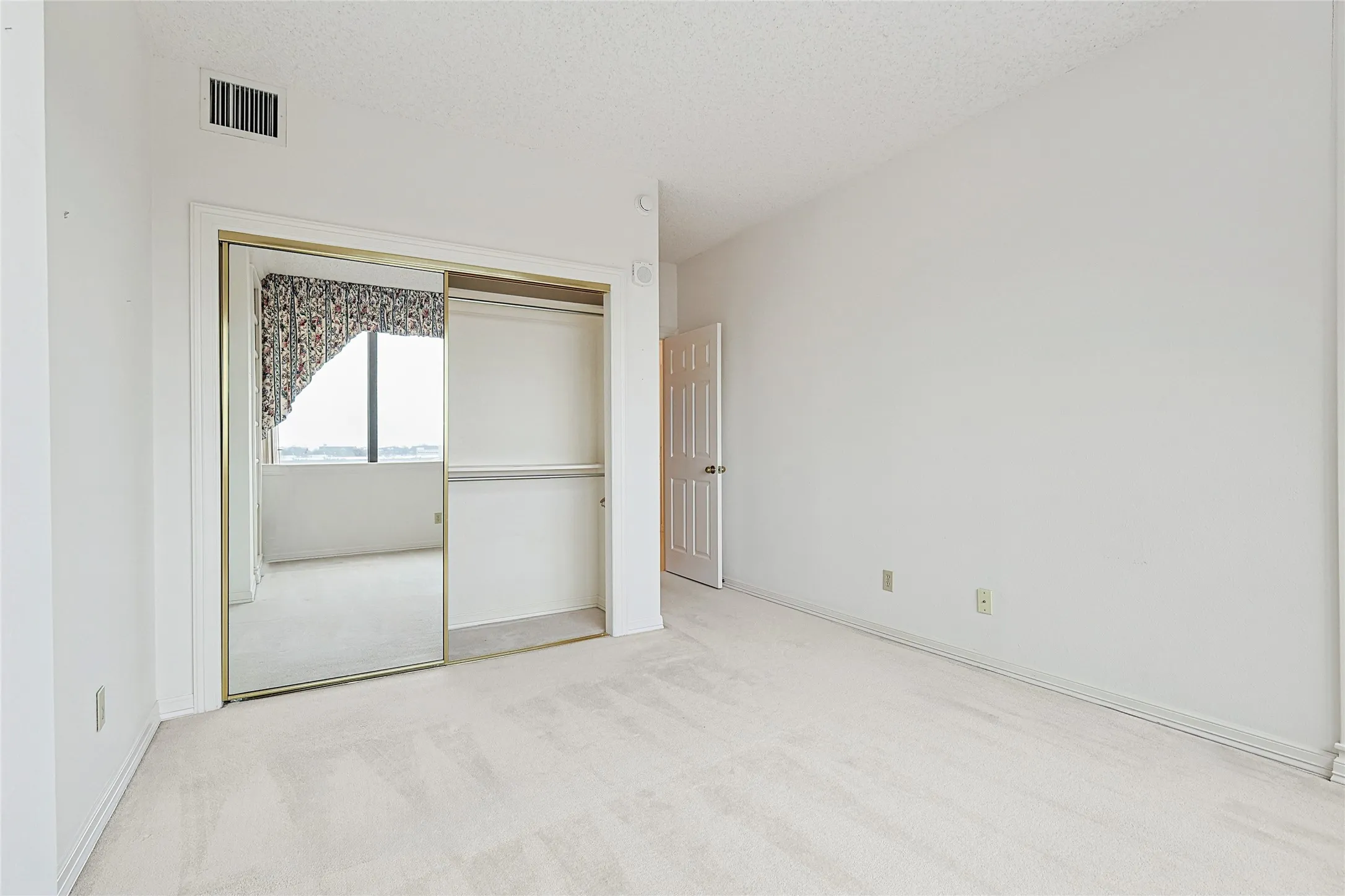 Condominium For Sale in Dallas County , 5200 Keller Springs Road 821, Dallas, Texas 75248, 3 Bedroom, 3 Bathroom, 1 Garage spaces, 2,272 Sqft, built in 1981, Preowned, mls#20856595, Real Estate Agent in Dallas, Homes For Sale in Dallas county, Homes For Sale in Dallas, Realtor in Dallas Texas, Real Estate Brokerage Independent Realty Texas, Luminita Cordes Realtor