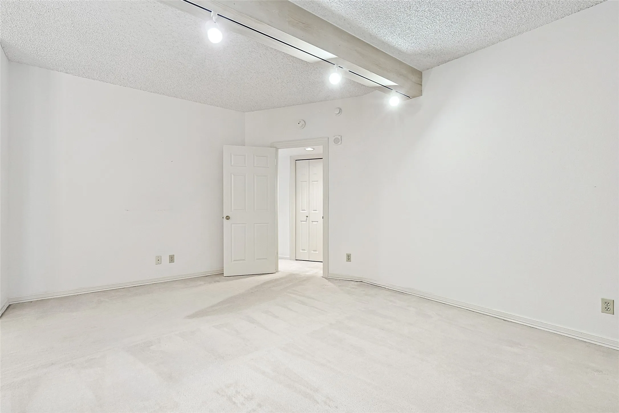 Condominium For Sale in Dallas County , 5200 Keller Springs Road 821, Dallas, Texas 75248, 3 Bedroom, 3 Bathroom, 1 Garage spaces, 2,272 Sqft, built in 1981, Preowned, mls#20856595, Real Estate Agent in Dallas, Homes For Sale in Dallas county, Homes For Sale in Dallas, Realtor in Dallas Texas, Real Estate Brokerage Independent Realty Texas, Luminita Cordes Realtor