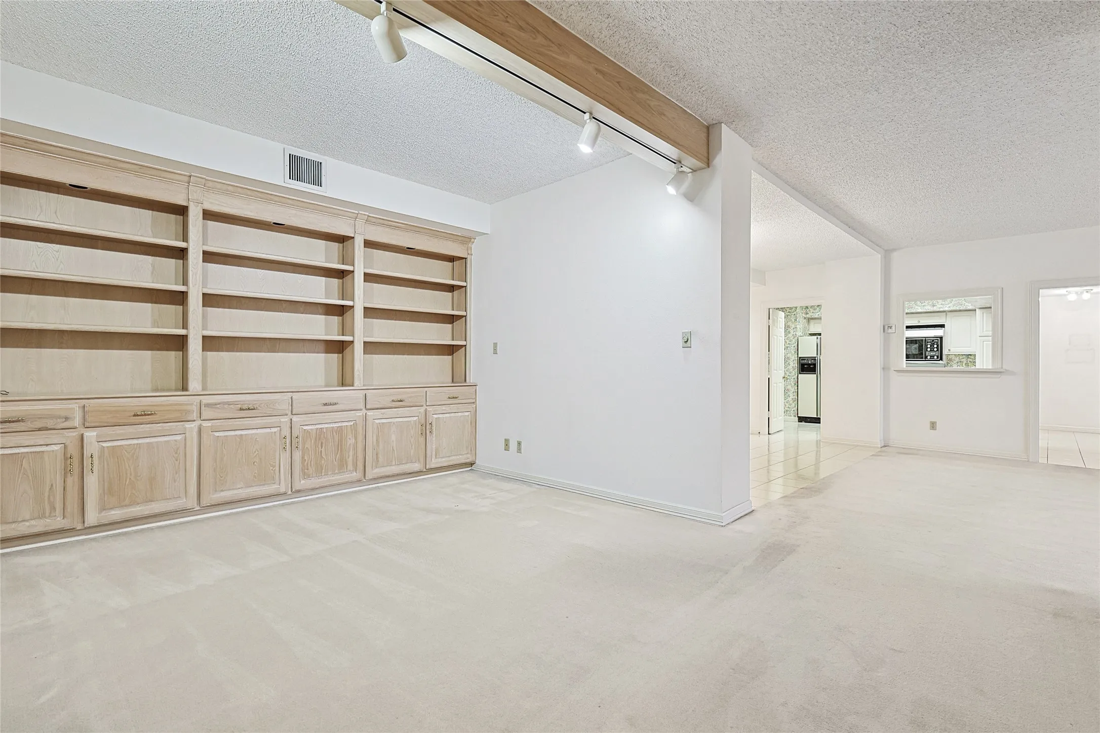 Condominium For Sale in Dallas County , 5200 Keller Springs Road 821, Dallas, Texas 75248, 3 Bedroom, 3 Bathroom, 1 Garage spaces, 2,272 Sqft, built in 1981, Preowned, mls#20856595, Real Estate Agent in Dallas, Homes For Sale in Dallas county, Homes For Sale in Dallas, Realtor in Dallas Texas, Real Estate Brokerage Independent Realty Texas, Luminita Cordes Realtor