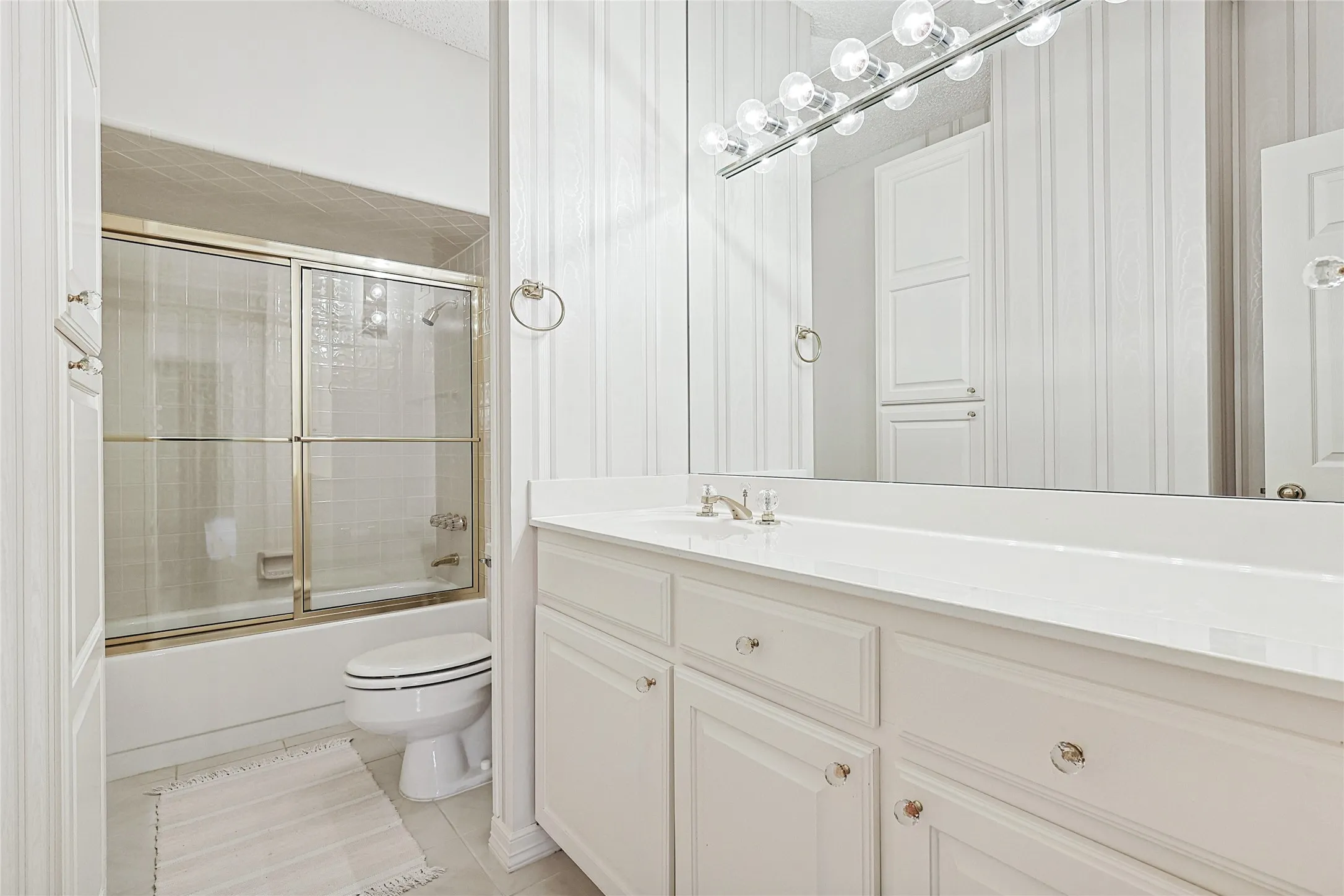 Condominium For Sale in Dallas County , 5200 Keller Springs Road 821, Dallas, Texas 75248, 3 Bedroom, 3 Bathroom, 1 Garage spaces, 2,272 Sqft, built in 1981, Preowned, mls#20856595, Real Estate Agent in Dallas, Homes For Sale in Dallas county, Homes For Sale in Dallas, Realtor in Dallas Texas, Real Estate Brokerage Independent Realty Texas, Luminita Cordes Realtor