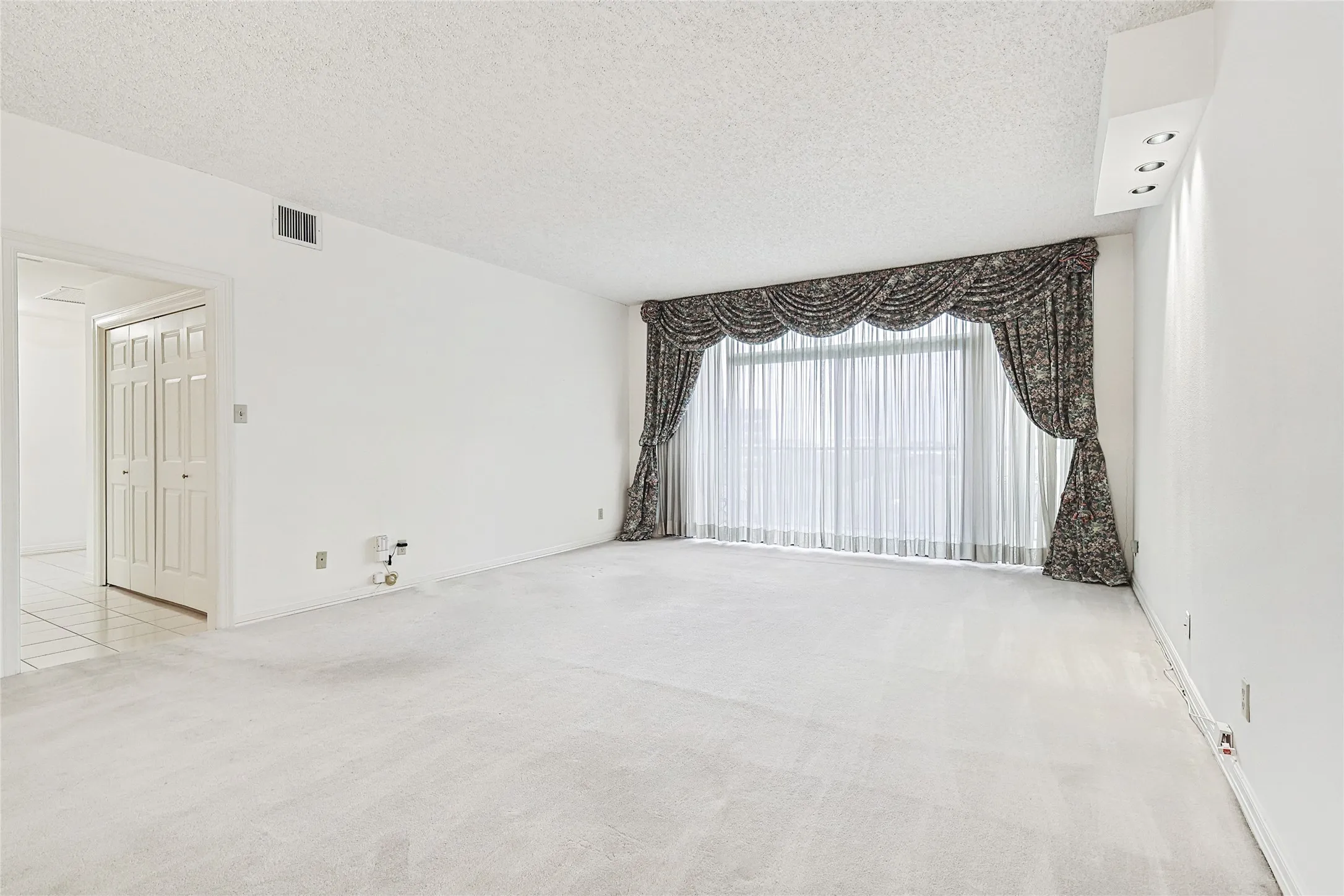 Condominium For Sale in Dallas County , 5200 Keller Springs Road 821, Dallas, Texas 75248, 3 Bedroom, 3 Bathroom, 1 Garage spaces, 2,272 Sqft, built in 1981, Preowned, mls#20856595, Real Estate Agent in Dallas, Homes For Sale in Dallas county, Homes For Sale in Dallas, Realtor in Dallas Texas, Real Estate Brokerage Independent Realty Texas, Luminita Cordes Realtor