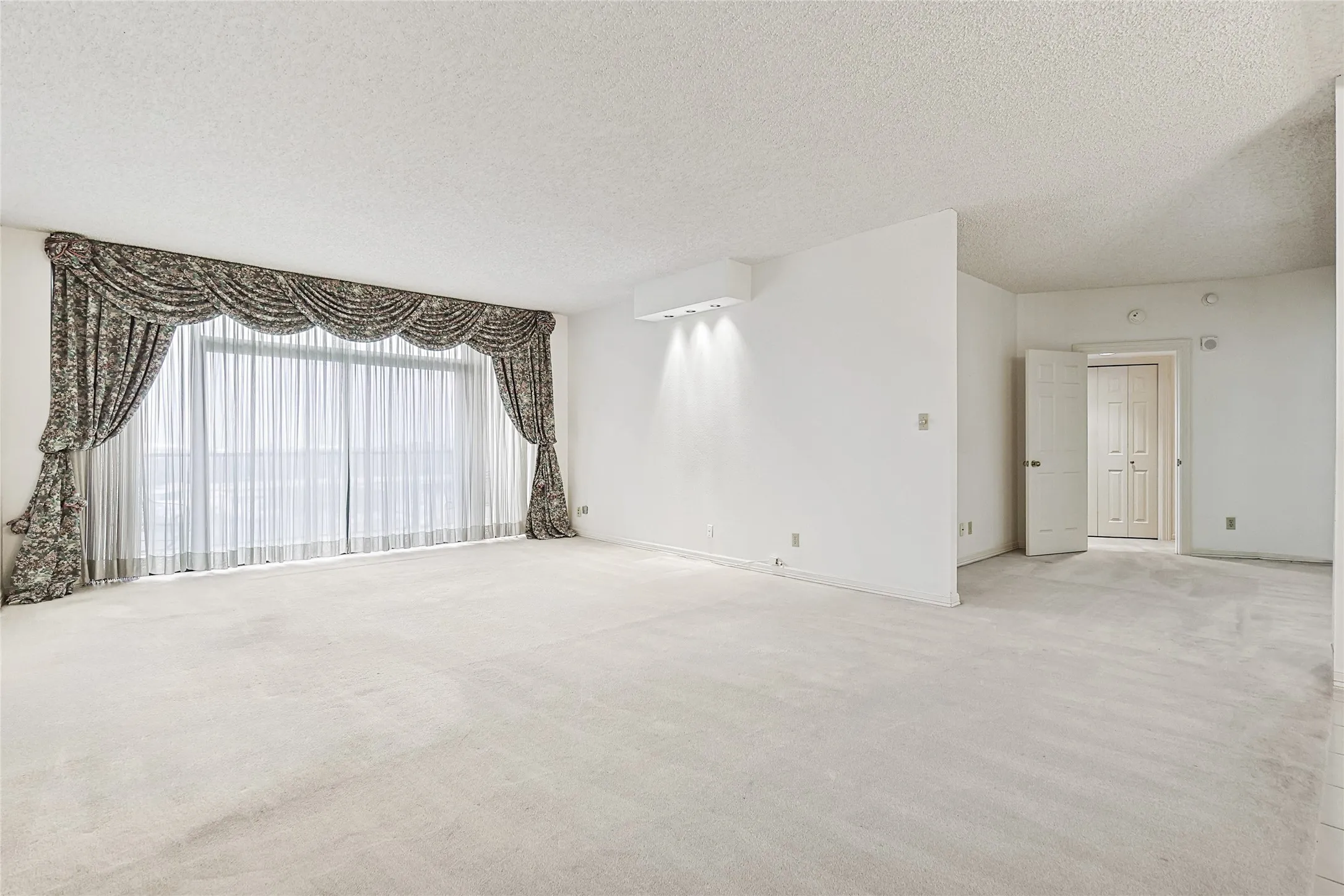 Condominium For Sale in Dallas County , 5200 Keller Springs Road 821, Dallas, Texas 75248, 3 Bedroom, 3 Bathroom, 1 Garage spaces, 2,272 Sqft, built in 1981, Preowned, mls#20856595, Real Estate Agent in Dallas, Homes For Sale in Dallas county, Homes For Sale in Dallas, Realtor in Dallas Texas, Real Estate Brokerage Independent Realty Texas, Luminita Cordes Realtor