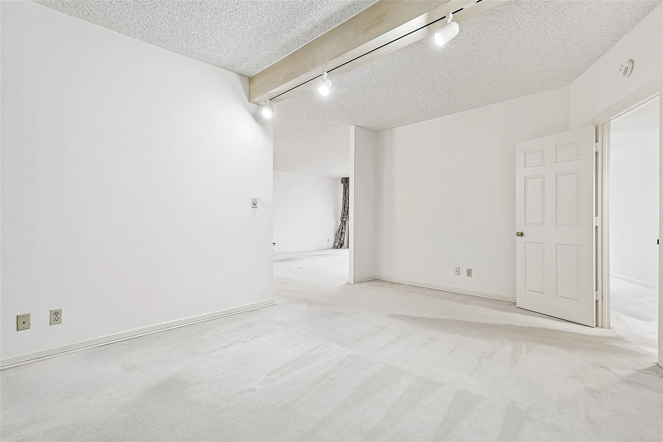 Condominium For Sale in Dallas County , 5200 Keller Springs Road 821, Dallas, Texas 75248, 3 Bedroom, 3 Bathroom, 1 Garage spaces, 2,272 Sqft, built in 1981, Preowned, mls#20856595, Real Estate Agent in Dallas, Homes For Sale in Dallas county, Homes For Sale in Dallas, Realtor in Dallas Texas, Real Estate Brokerage Independent Realty Texas, Luminita Cordes Realtor