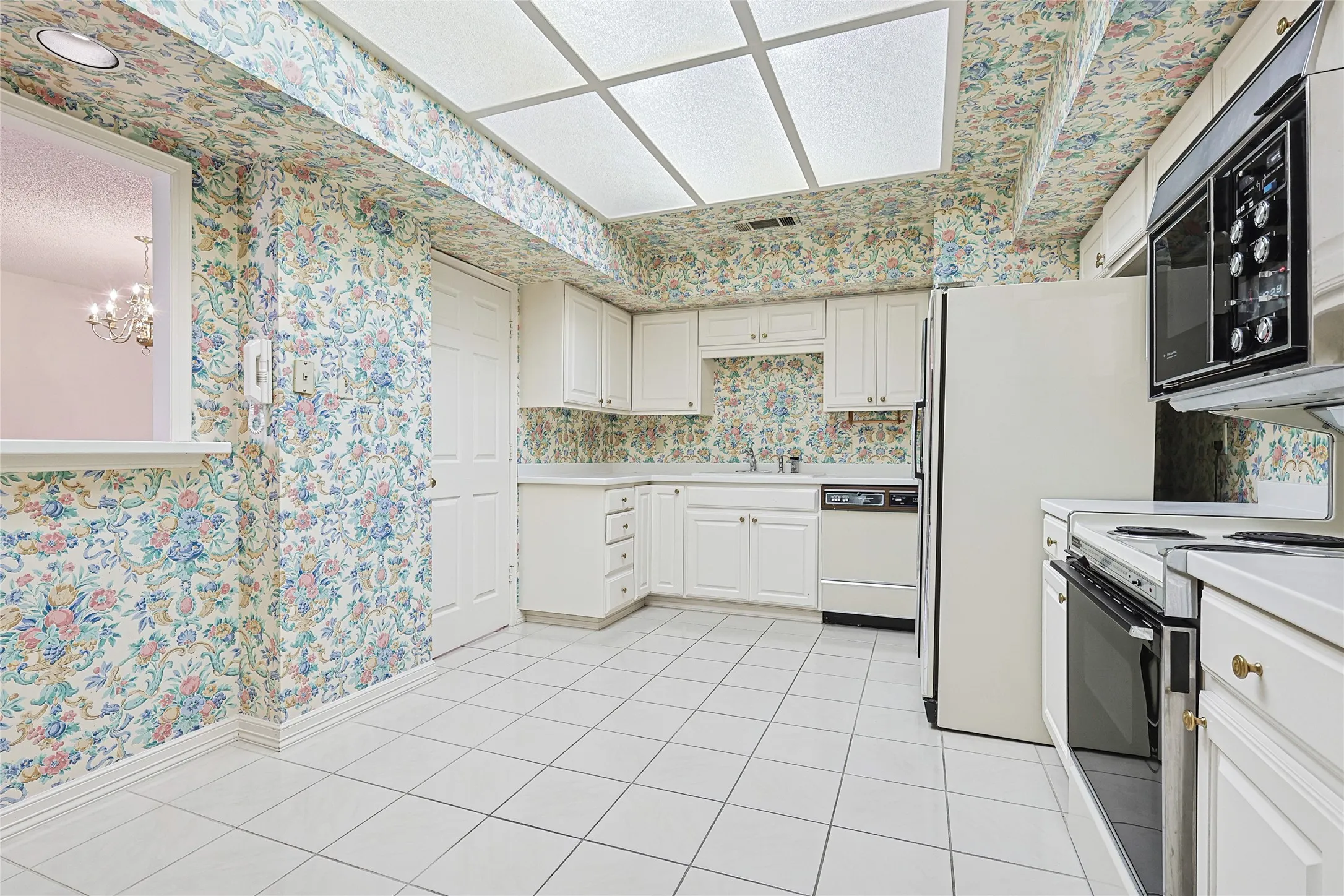 Condominium For Sale in Dallas County , 5200 Keller Springs Road 821, Dallas, Texas 75248, 3 Bedroom, 3 Bathroom, 1 Garage spaces, 2,272 Sqft, built in 1981, Preowned, mls#20856595, Real Estate Agent in Dallas, Homes For Sale in Dallas county, Homes For Sale in Dallas, Realtor in Dallas Texas, Real Estate Brokerage Independent Realty Texas, Luminita Cordes Realtor