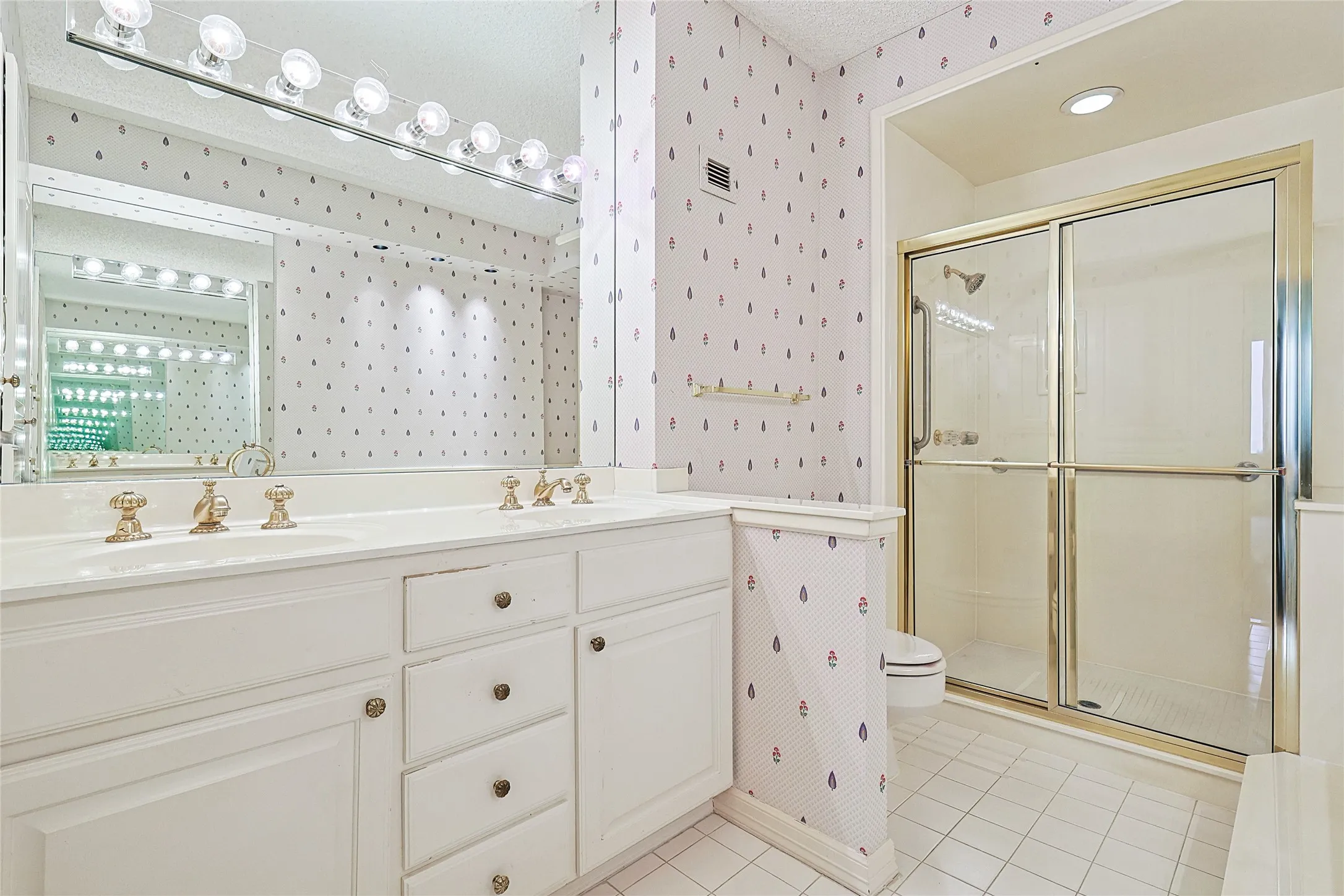 Condominium For Sale in Dallas County , 5200 Keller Springs Road 821, Dallas, Texas 75248, 3 Bedroom, 3 Bathroom, 1 Garage spaces, 2,272 Sqft, built in 1981, Preowned, mls#20856595, Real Estate Agent in Dallas, Homes For Sale in Dallas county, Homes For Sale in Dallas, Realtor in Dallas Texas, Real Estate Brokerage Independent Realty Texas, Luminita Cordes Realtor