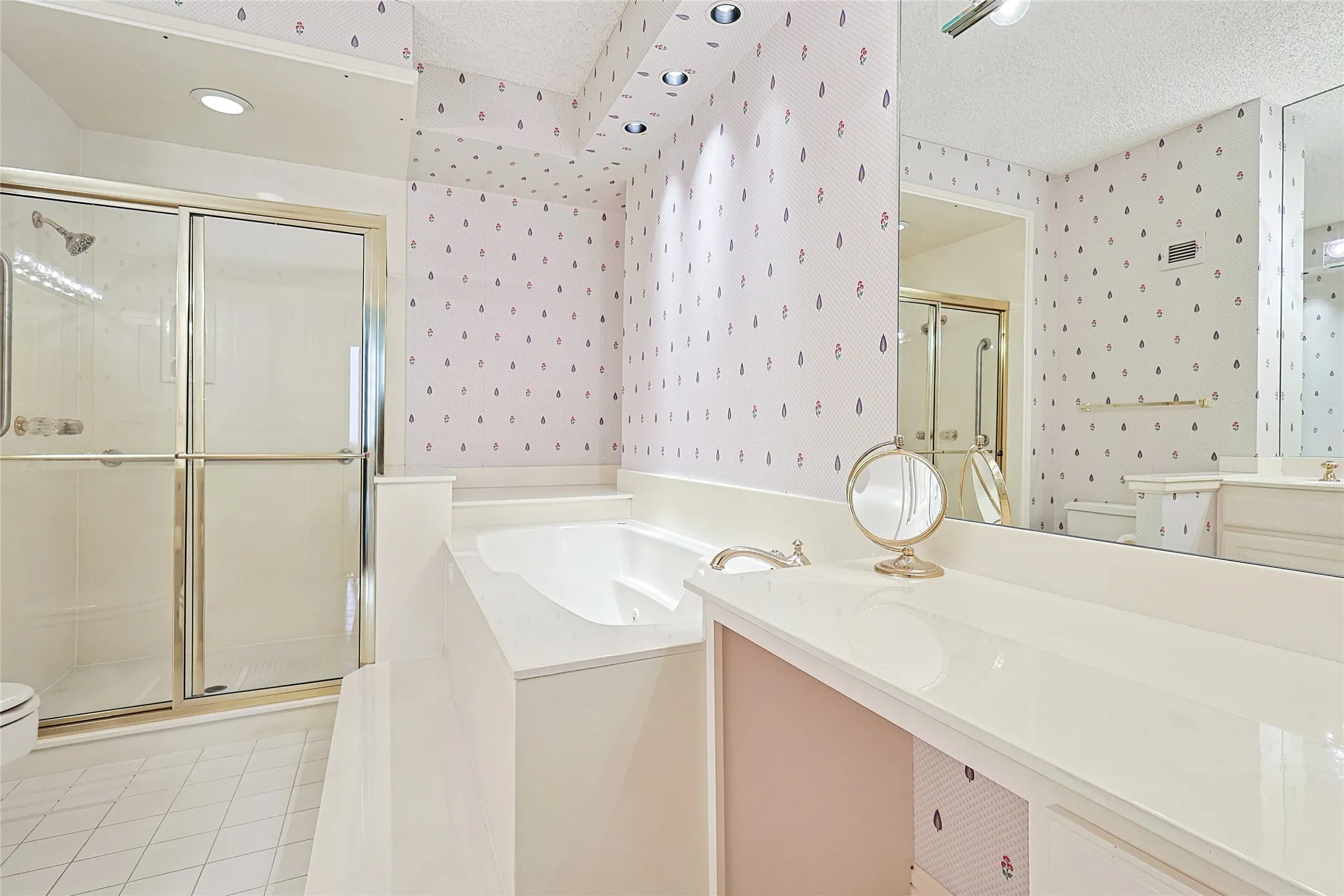 Condominium For Sale in Dallas County , 5200 Keller Springs Road 821, Dallas, Texas 75248, 3 Bedroom, 3 Bathroom, 1 Garage spaces, 2,272 Sqft, built in 1981, Preowned, mls#20856595, Real Estate Agent in Dallas, Homes For Sale in Dallas county, Homes For Sale in Dallas, Realtor in Dallas Texas, Real Estate Brokerage Independent Realty Texas, Luminita Cordes Realtor