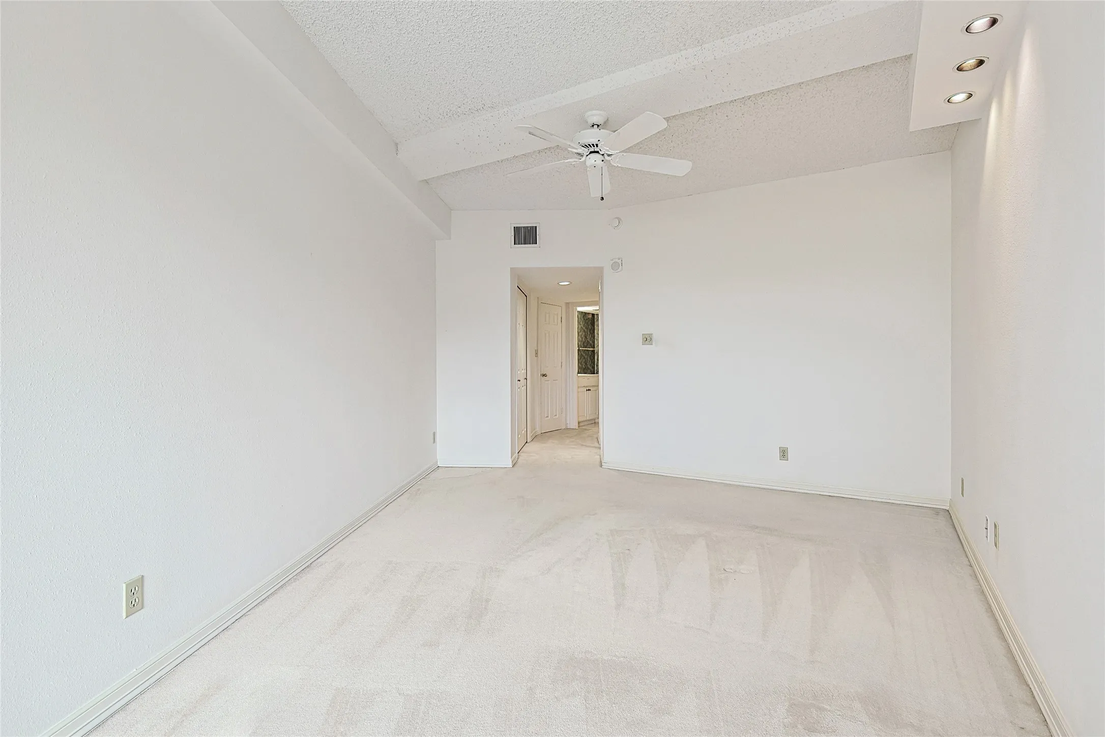Condominium For Sale in Dallas County , 5200 Keller Springs Road 821, Dallas, Texas 75248, 3 Bedroom, 3 Bathroom, 1 Garage spaces, 2,272 Sqft, built in 1981, Preowned, mls#20856595, Real Estate Agent in Dallas, Homes For Sale in Dallas county, Homes For Sale in Dallas, Realtor in Dallas Texas, Real Estate Brokerage Independent Realty Texas, Luminita Cordes Realtor