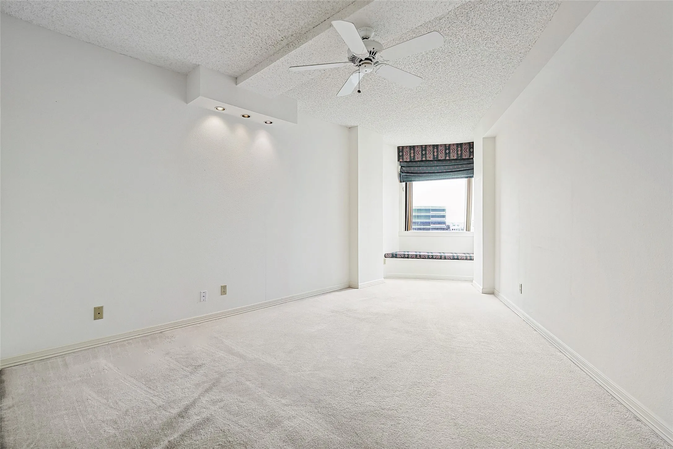 Condominium For Sale in Dallas County , 5200 Keller Springs Road 821, Dallas, Texas 75248, 3 Bedroom, 3 Bathroom, 1 Garage spaces, 2,272 Sqft, built in 1981, Preowned, mls#20856595, Real Estate Agent in Dallas, Homes For Sale in Dallas county, Homes For Sale in Dallas, Realtor in Dallas Texas, Real Estate Brokerage Independent Realty Texas, Luminita Cordes Realtor