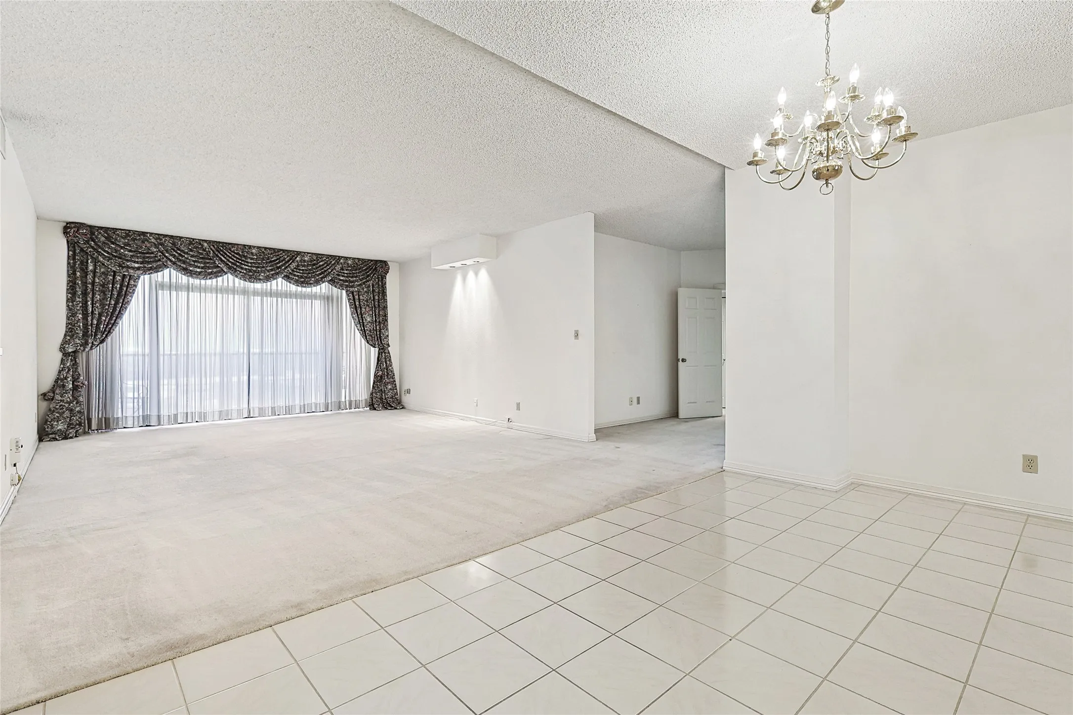 Condominium For Sale in Dallas County , 5200 Keller Springs Road 821, Dallas, Texas 75248, 3 Bedroom, 3 Bathroom, 1 Garage spaces, 2,272 Sqft, built in 1981, Preowned, mls#20856595, Real Estate Agent in Dallas, Homes For Sale in Dallas county, Homes For Sale in Dallas, Realtor in Dallas Texas, Real Estate Brokerage Independent Realty Texas, Luminita Cordes Realtor