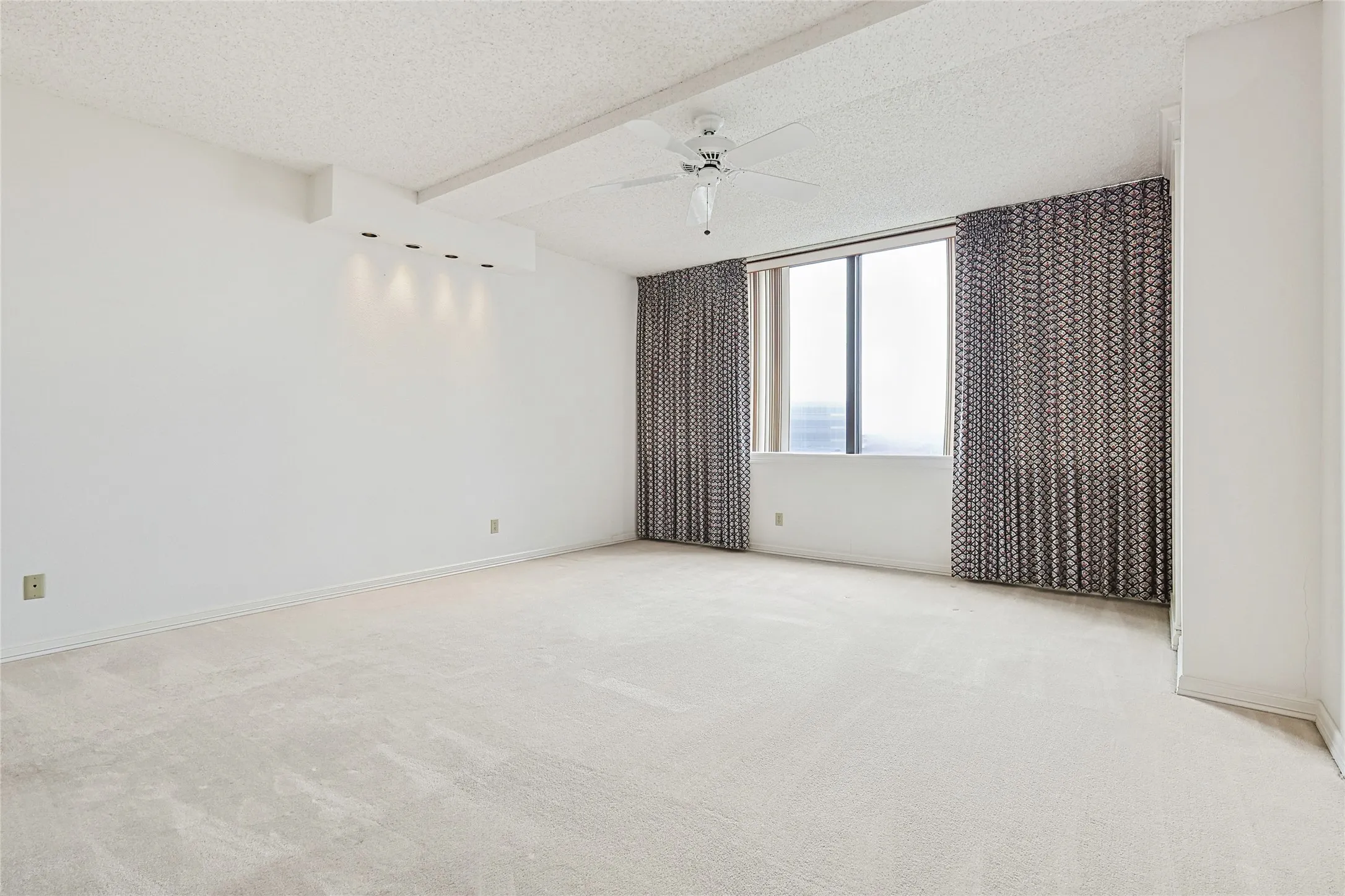 Condominium For Sale in Dallas County , 5200 Keller Springs Road 821, Dallas, Texas 75248, 3 Bedroom, 3 Bathroom, 1 Garage spaces, 2,272 Sqft, built in 1981, Preowned, mls#20856595, Real Estate Agent in Dallas, Homes For Sale in Dallas county, Homes For Sale in Dallas, Realtor in Dallas Texas, Real Estate Brokerage Independent Realty Texas, Luminita Cordes Realtor