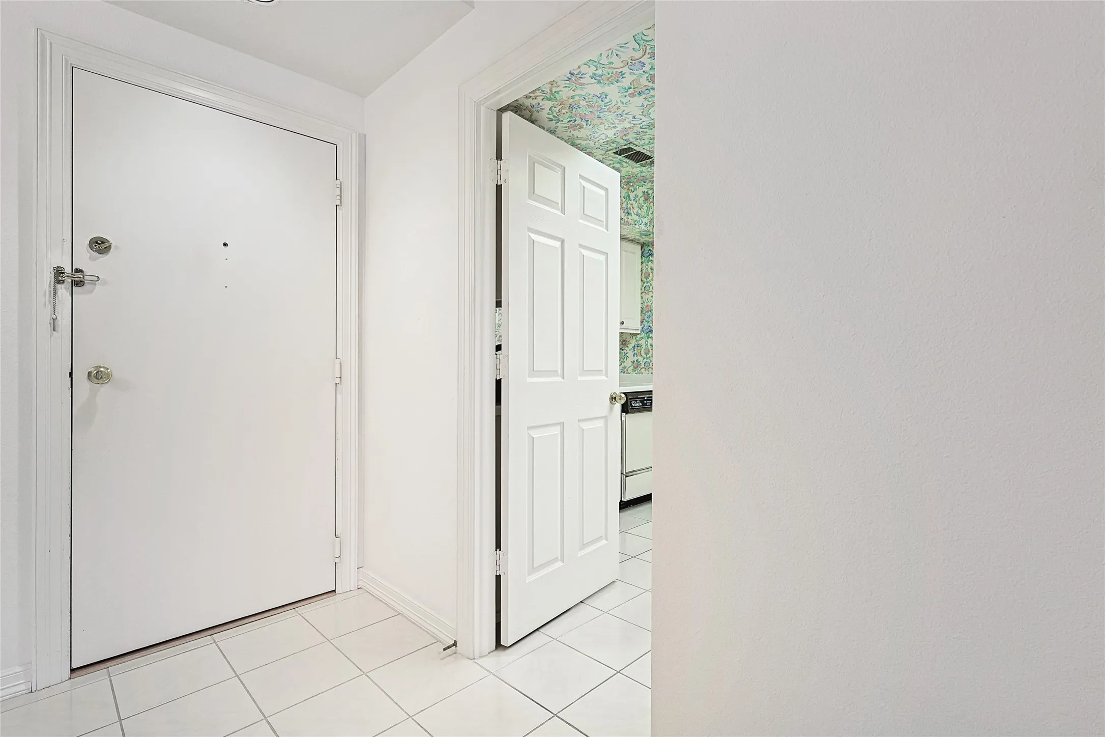 Condominium For Sale in Dallas County , 5200 Keller Springs Road 821, Dallas, Texas 75248, 3 Bedroom, 3 Bathroom, 1 Garage spaces, 2,272 Sqft, built in 1981, Preowned, mls#20856595, Real Estate Agent in Dallas, Homes For Sale in Dallas county, Homes For Sale in Dallas, Realtor in Dallas Texas, Real Estate Brokerage Independent Realty Texas, Luminita Cordes Realtor