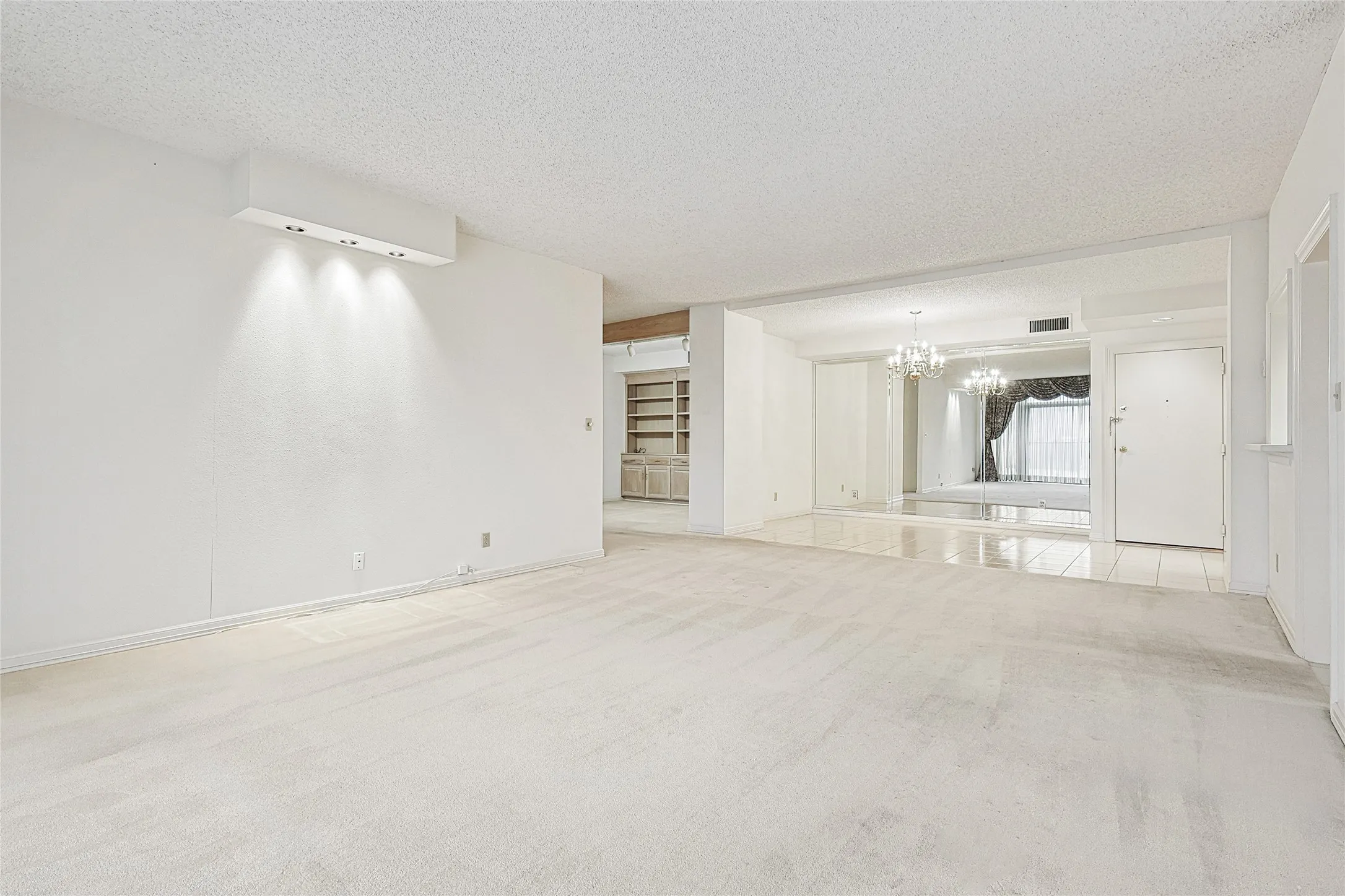 Condominium For Sale in Dallas County , 5200 Keller Springs Road 821, Dallas, Texas 75248, 3 Bedroom, 3 Bathroom, 1 Garage spaces, 2,272 Sqft, built in 1981, Preowned, mls#20856595, Real Estate Agent in Dallas, Homes For Sale in Dallas county, Homes For Sale in Dallas, Realtor in Dallas Texas, Real Estate Brokerage Independent Realty Texas, Luminita Cordes Realtor