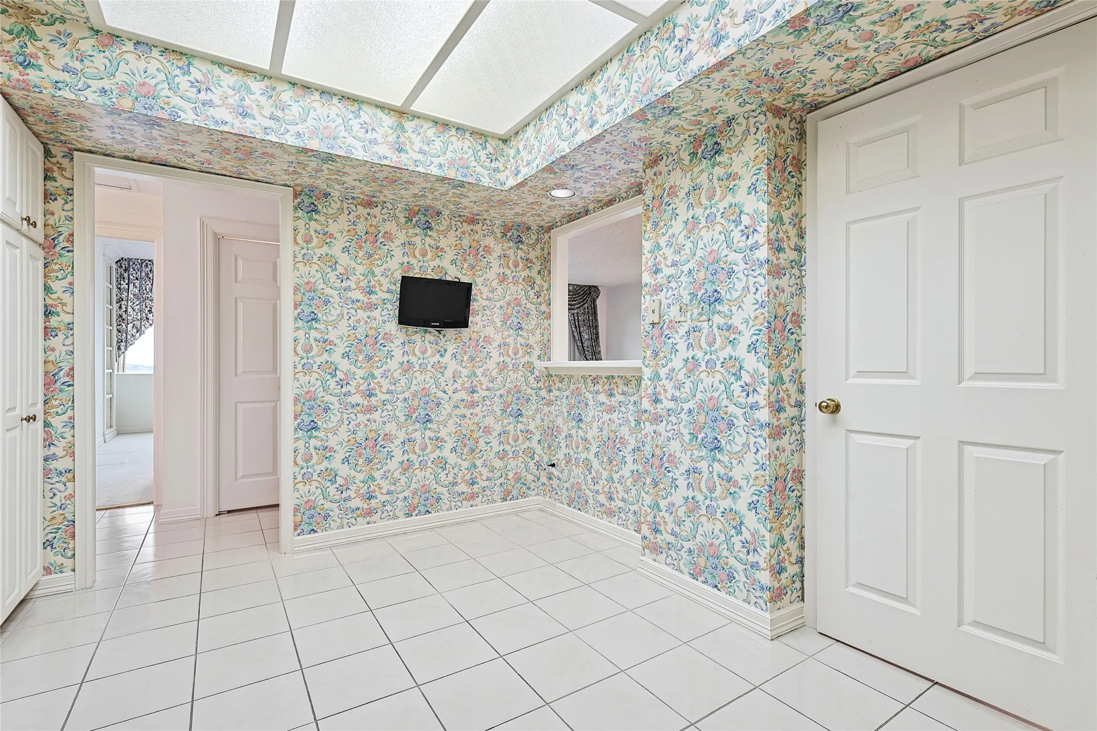 Condominium For Sale in Dallas County , 5200 Keller Springs Road 821, Dallas, Texas 75248, 3 Bedroom, 3 Bathroom, 1 Garage spaces, 2,272 Sqft, built in 1981, Preowned, mls#20856595, Real Estate Agent in Dallas, Homes For Sale in Dallas county, Homes For Sale in Dallas, Realtor in Dallas Texas, Real Estate Brokerage Independent Realty Texas, Luminita Cordes Realtor