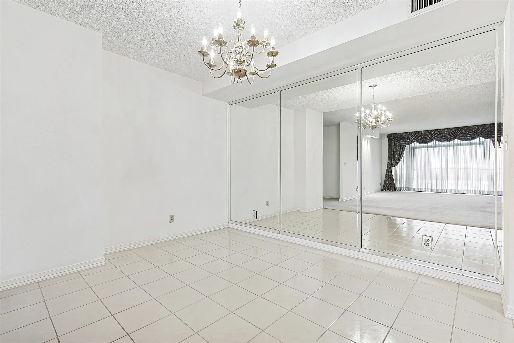 Condominium For Sale in Dallas County , 5200 Keller Springs Road 821, Dallas, Texas 75248, 3 Bedroom, 3 Bathroom, 1 Garage spaces, 2,272 Sqft, built in 1981, Preowned, mls#20856595, Real Estate Agent in Dallas, Homes For Sale in Dallas county, Homes For Sale in Dallas, Realtor in Dallas Texas, Real Estate Brokerage Independent Realty Texas, Luminita Cordes Realtor