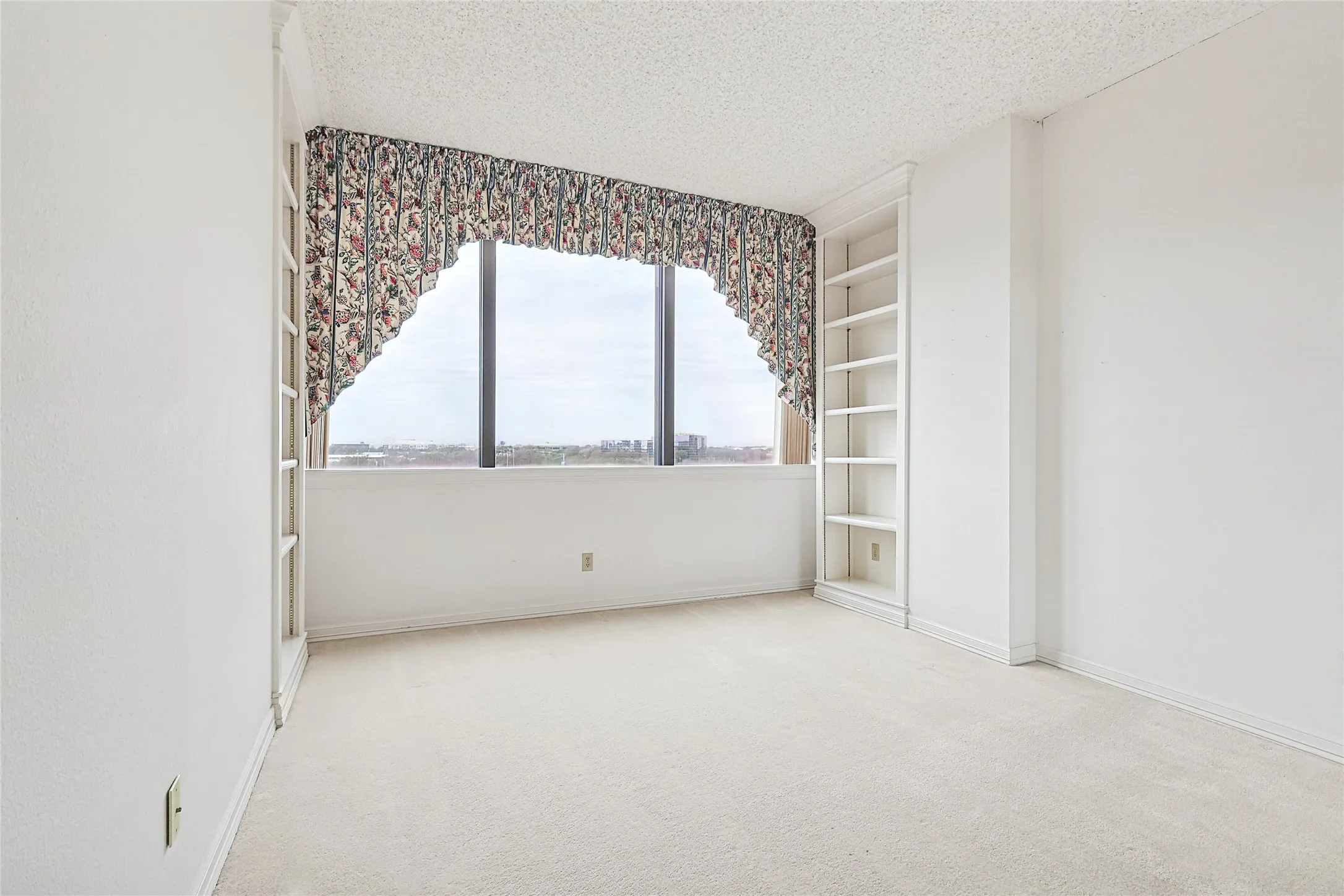 Condominium For Sale in Dallas County , 5200 Keller Springs Road 821, Dallas, Texas 75248, 3 Bedroom, 3 Bathroom, 1 Garage spaces, 2,272 Sqft, built in 1981, Preowned, mls#20856595, Real Estate Agent in Dallas, Homes For Sale in Dallas county, Homes For Sale in Dallas, Realtor in Dallas Texas, Real Estate Brokerage Independent Realty Texas, Luminita Cordes Realtor