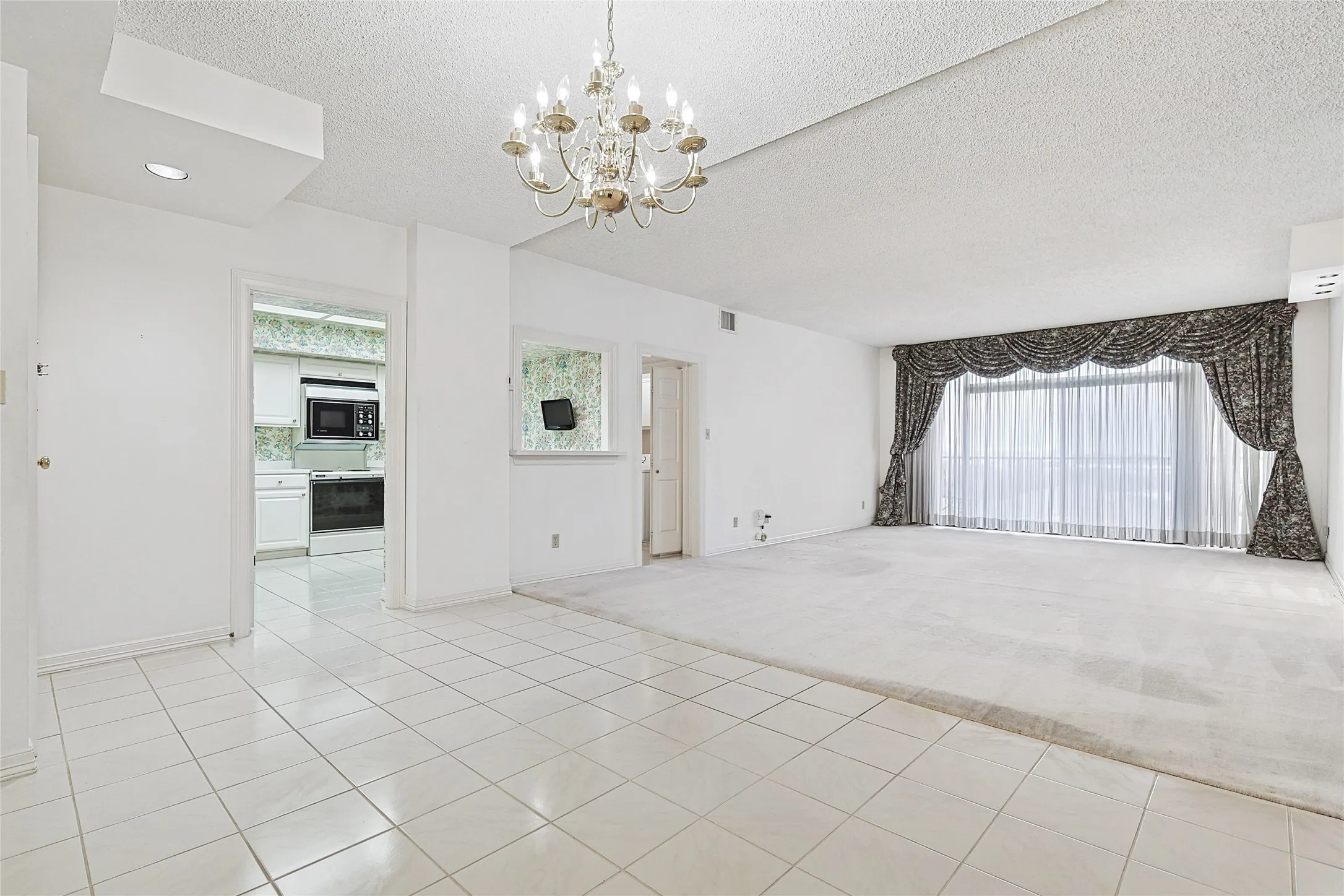 Condominium For Sale in Dallas County , 5200 Keller Springs Road 821, Dallas, Texas 75248, 3 Bedroom, 3 Bathroom, 1 Garage spaces, 2,272 Sqft, built in 1981, Preowned, mls#20856595, Real Estate Agent in Dallas, Homes For Sale in Dallas county, Homes For Sale in Dallas, Realtor in Dallas Texas, Real Estate Brokerage Independent Realty Texas, Luminita Cordes Realtor