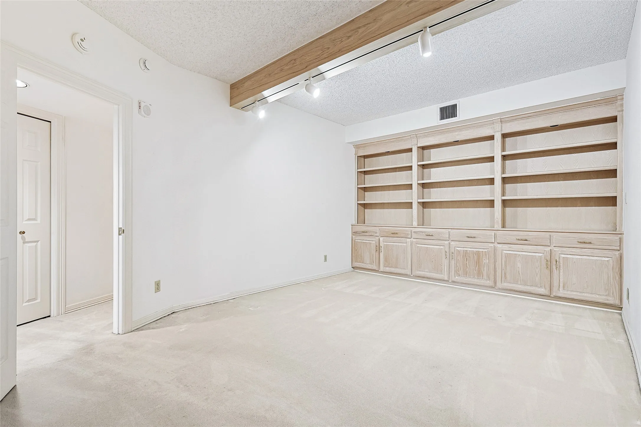 Condominium For Sale in Dallas County , 5200 Keller Springs Road 821, Dallas, Texas 75248, 3 Bedroom, 3 Bathroom, 1 Garage spaces, 2,272 Sqft, built in 1981, Preowned, mls#20856595, Real Estate Agent in Dallas, Homes For Sale in Dallas county, Homes For Sale in Dallas, Realtor in Dallas Texas, Real Estate Brokerage Independent Realty Texas, Luminita Cordes Realtor