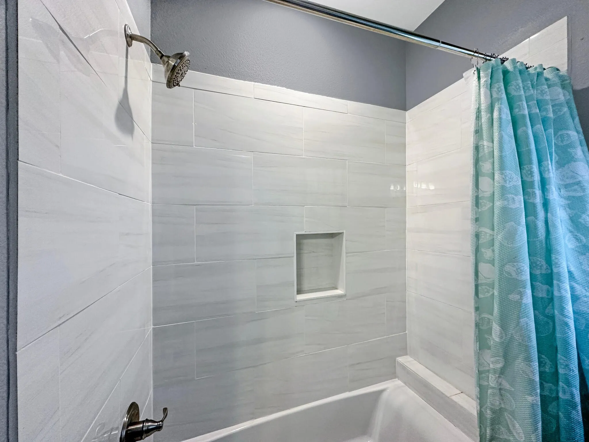 Bathroom with shower / bathtub combination with curtain