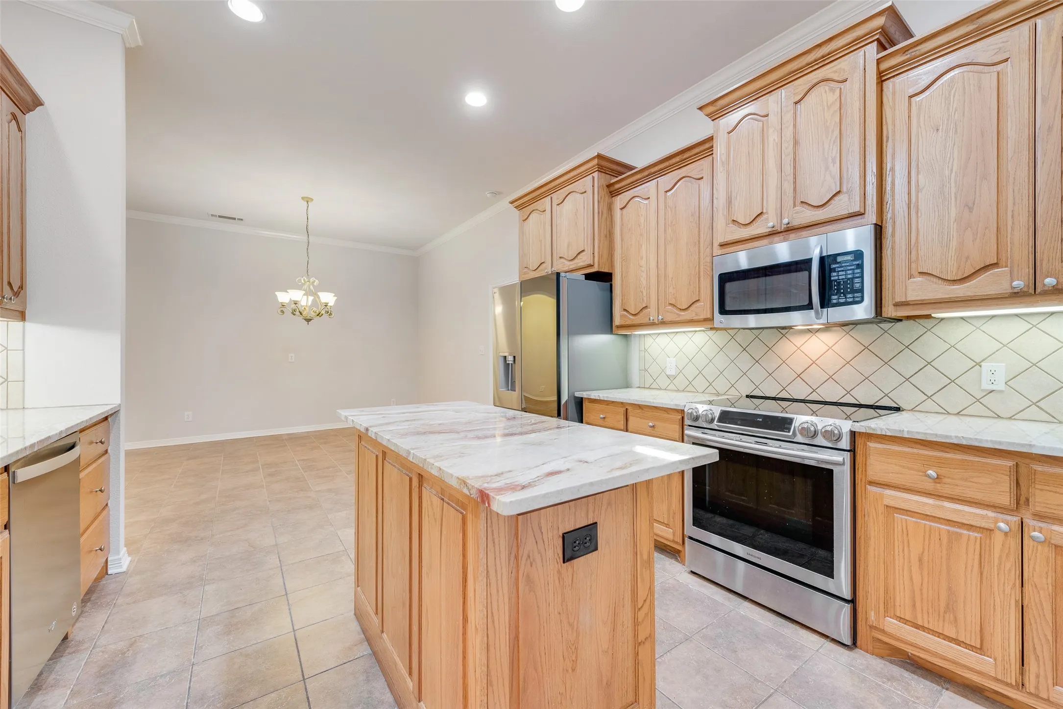 Single Family Residence For Sale in Dallas County , 123 Crestpark Drive 36, Cedar Hill, Texas 75104, 3 Bedroom, 2 Bathroom, 2 Garage spaces, 2,580 Sqft, built in 2005, Preowned, mls#20862543, Real Estate Agent in Cedar Hill, Homes For Sale in Dallas county, Homes For Sale in Cedar Hill, Realtor in Cedar Hill Texas, Real Estate Brokerage Independent Realty Texas, Luminita Cordes Realtor