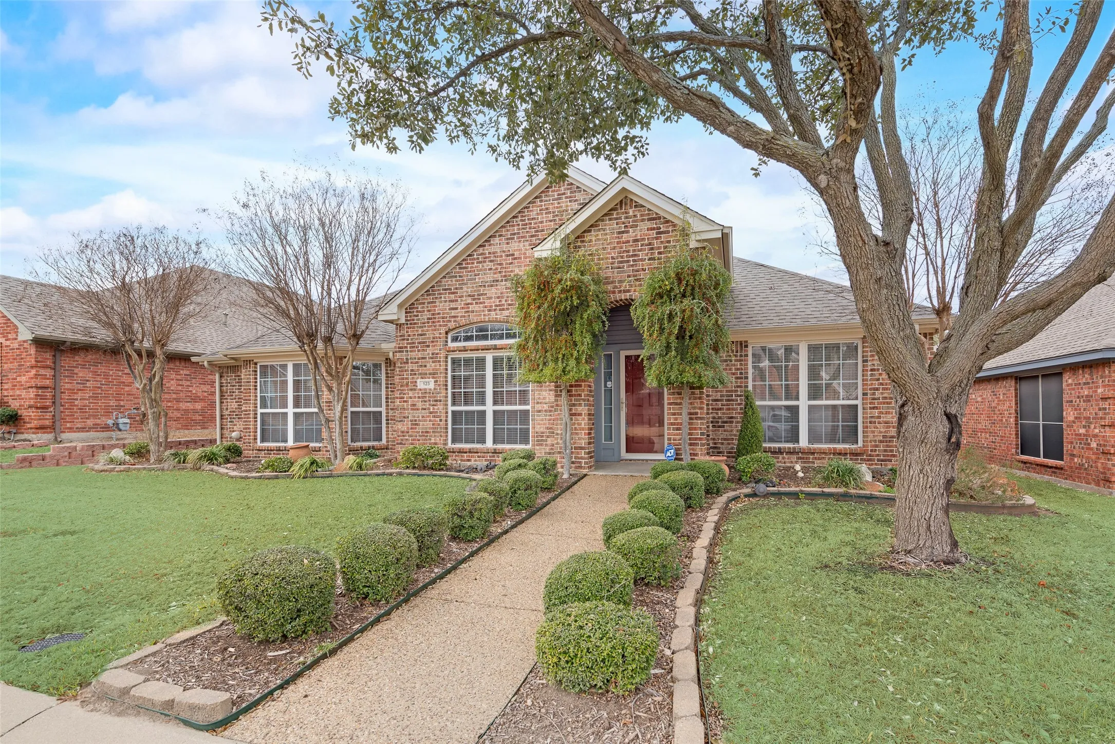 Single Family Residence For Sale in Dallas County , 123 Crestpark Drive 36, Cedar Hill, Texas 75104, 3 Bedroom, 2 Bathroom, 2 Garage spaces, 2,580 Sqft, built in 2005, Preowned, mls#20862543, Real Estate Agent in Cedar Hill, Homes For Sale in Dallas county, Homes For Sale in Cedar Hill, Realtor in Cedar Hill Texas, Real Estate Brokerage Independent Realty Texas, Luminita Cordes Realtor