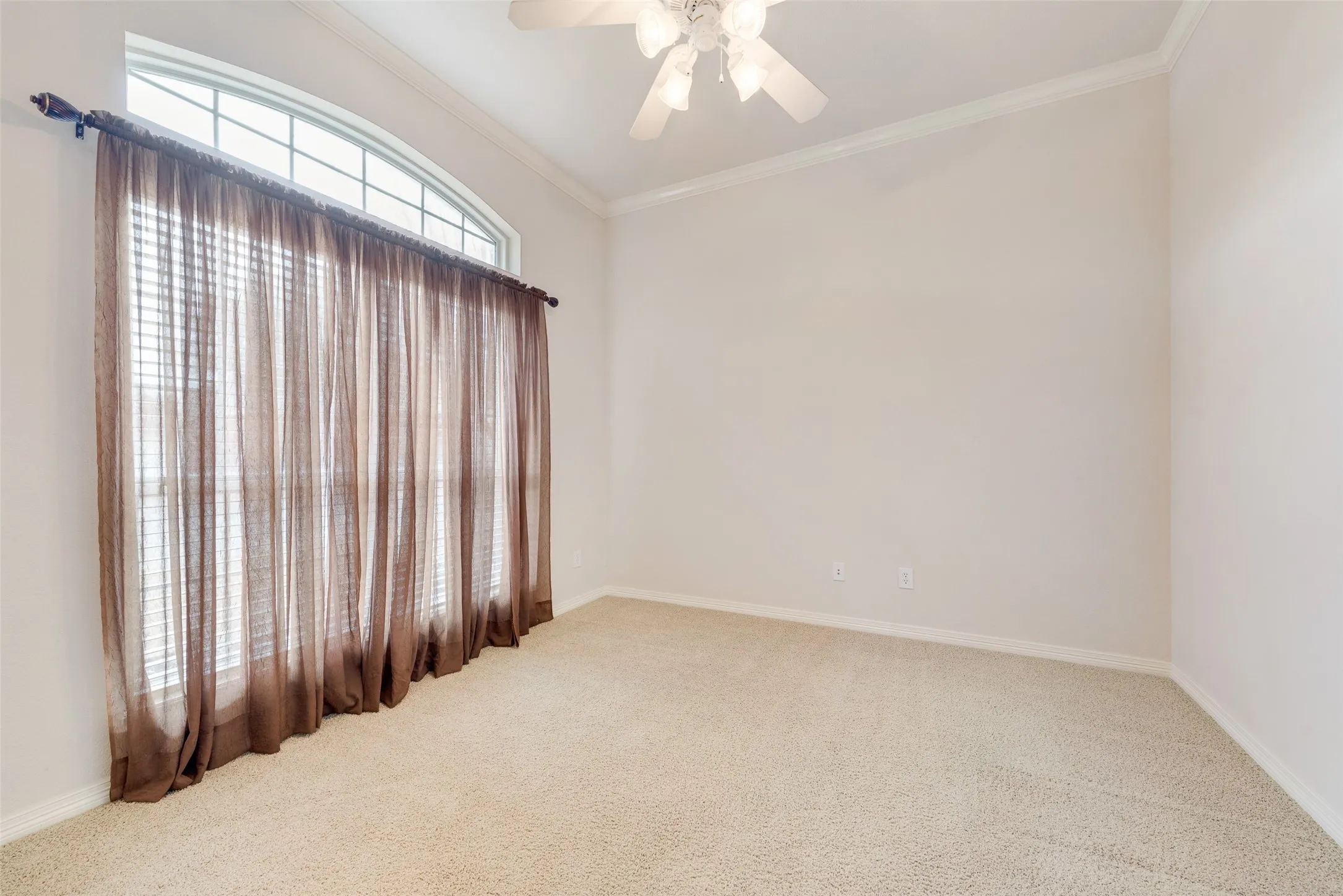 13x11 bedroom with carpet flooring and ceiling fan