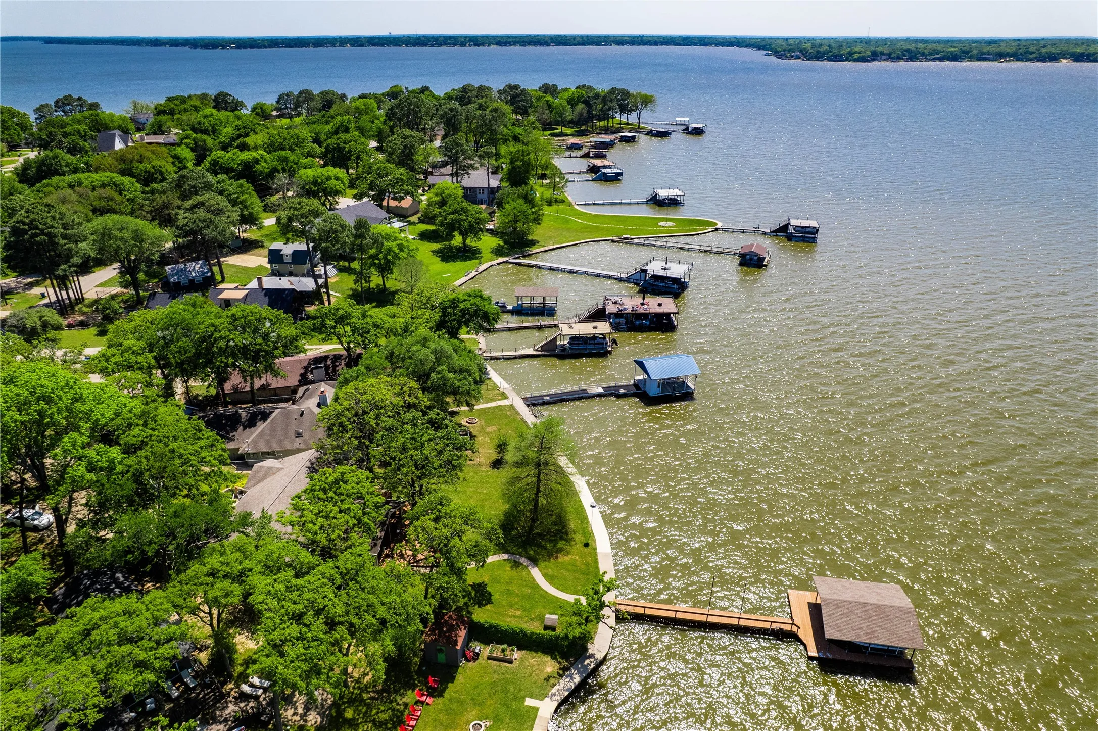 Single Family Residence For Sale in Henderson County , 154 Ocean Drive, Gun Barrel City, Texas 75156, 3 Bedroom, 2 Bathroom, 2 Garage spaces, 1,907 Sqft, built in 1983, Preowned, mls#20863111, Real Estate Agent in Gun Barrel City, Homes For Sale in Henderson county, Homes For Sale in Gun Barrel City, Realtor in Gun Barrel City Texas, Real Estate Brokerage Independent Realty Texas, Luminita Cordes Realtor