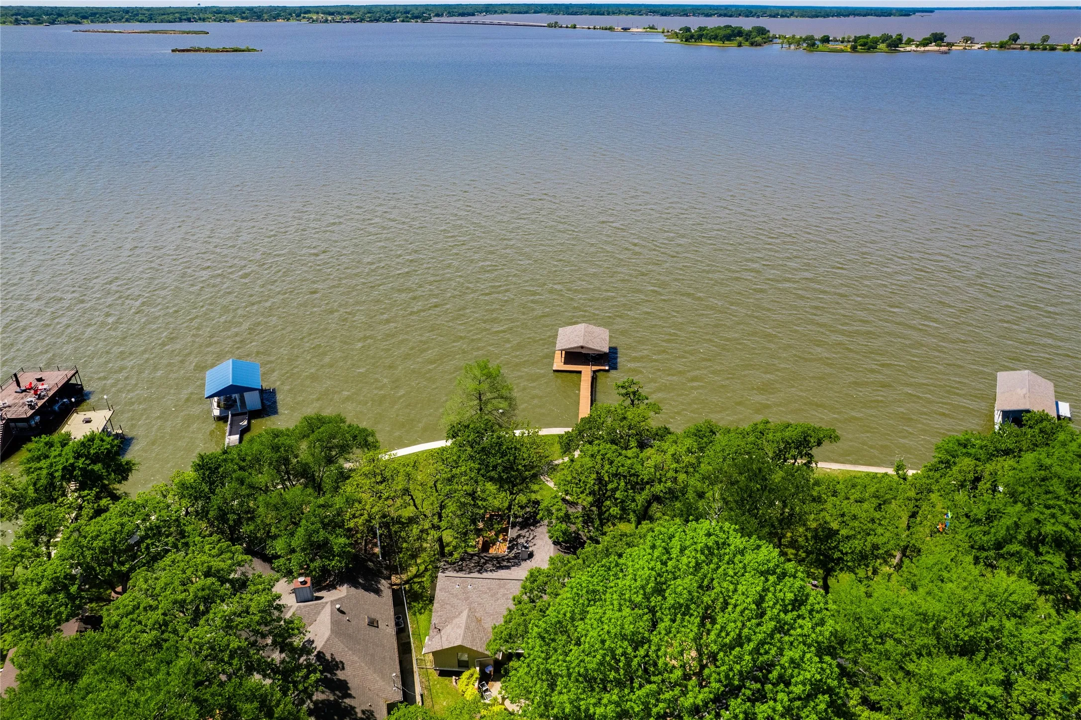 Single Family Residence For Sale in Henderson County , 154 Ocean Drive, Gun Barrel City, Texas 75156, 3 Bedroom, 2 Bathroom, 2 Garage spaces, 1,907 Sqft, built in 1983, Preowned, mls#20863111, Real Estate Agent in Gun Barrel City, Homes For Sale in Henderson county, Homes For Sale in Gun Barrel City, Realtor in Gun Barrel City Texas, Real Estate Brokerage Independent Realty Texas, Luminita Cordes Realtor
