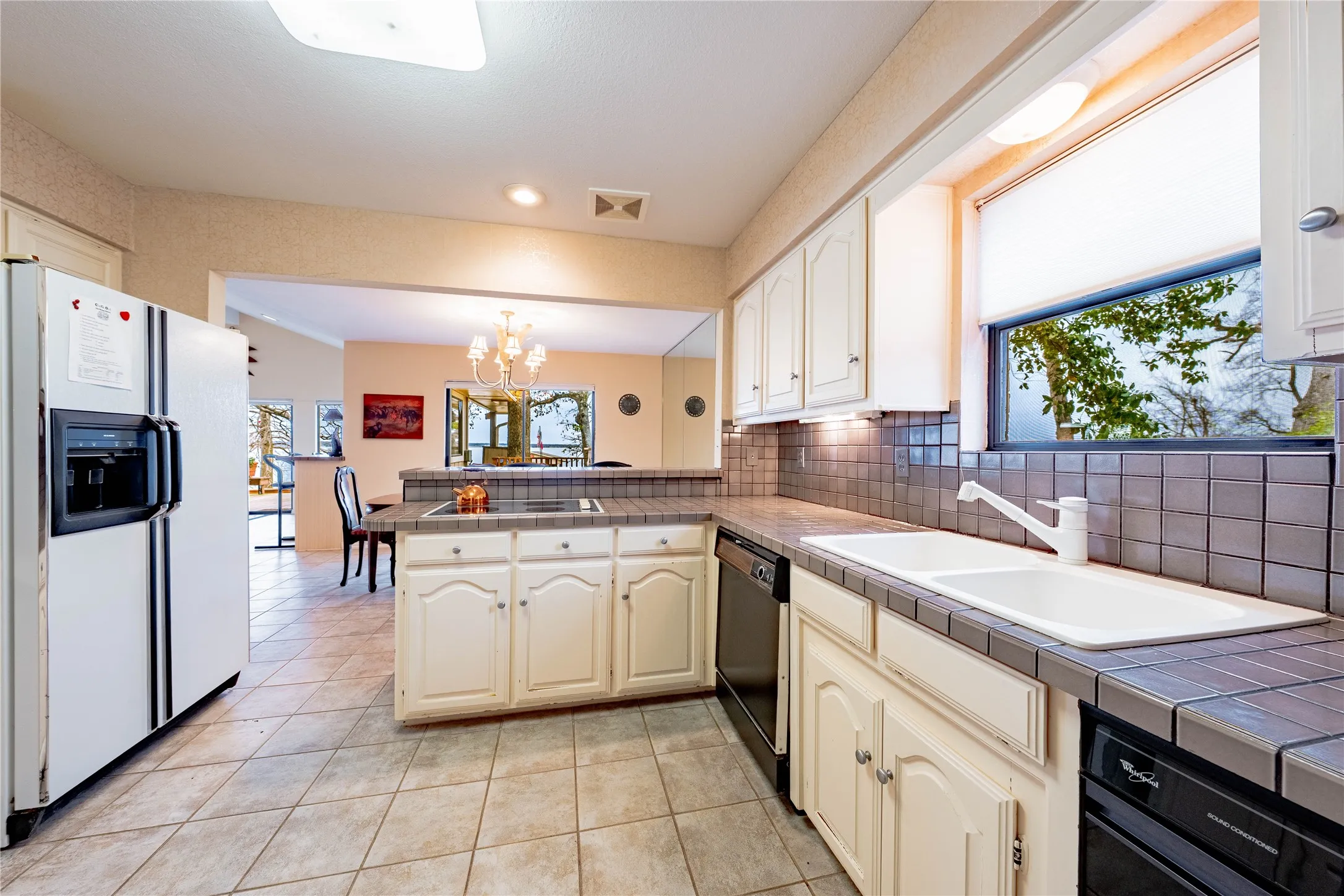 Single Family Residence For Sale in Henderson County , 154 Ocean Drive, Gun Barrel City, Texas 75156, 3 Bedroom, 2 Bathroom, 2 Garage spaces, 1,907 Sqft, built in 1983, Preowned, mls#20863111, Real Estate Agent in Gun Barrel City, Homes For Sale in Henderson county, Homes For Sale in Gun Barrel City, Realtor in Gun Barrel City Texas, Real Estate Brokerage Independent Realty Texas, Luminita Cordes Realtor