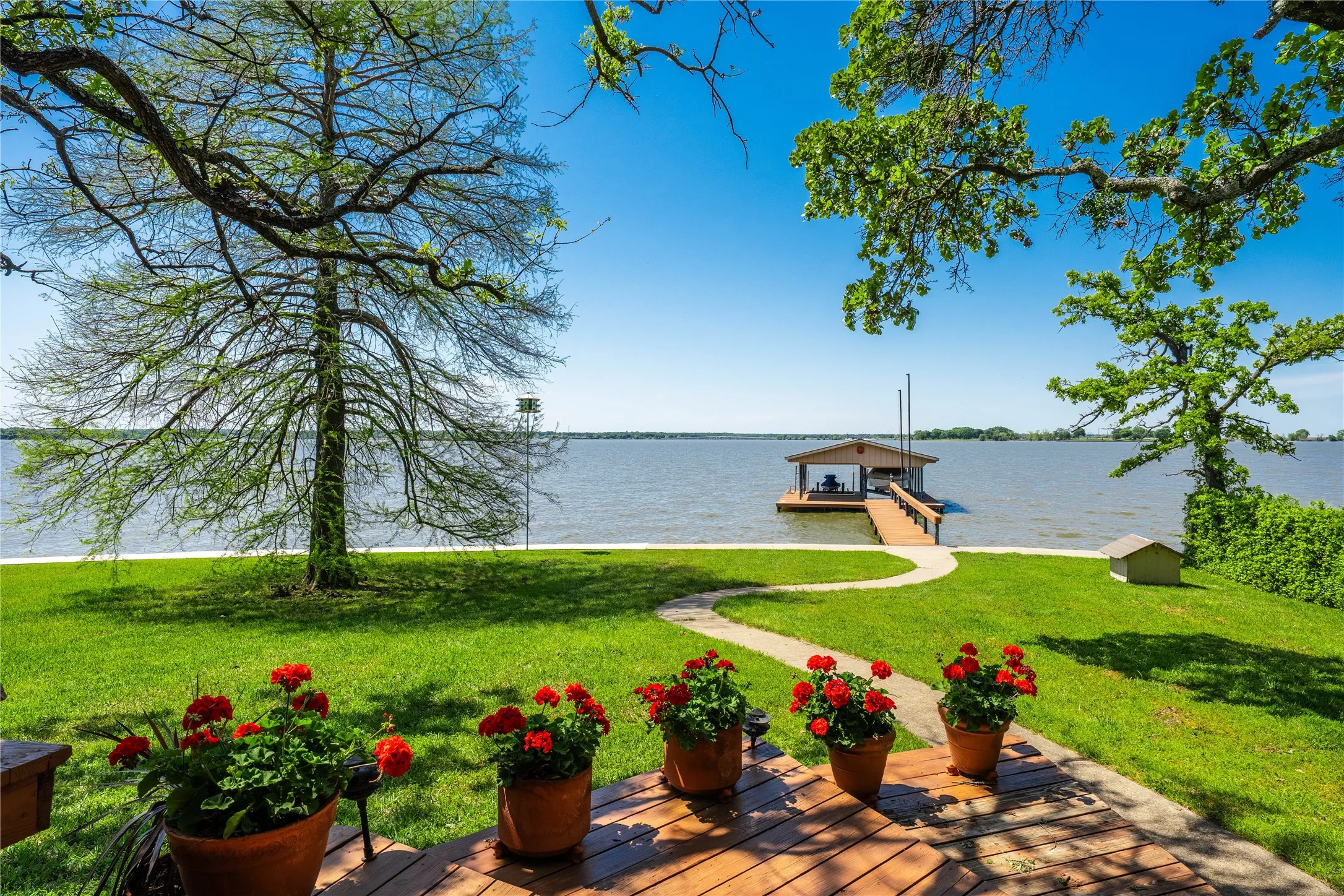 Single Family Residence For Sale in Henderson County , 154 Ocean Drive, Gun Barrel City, Texas 75156, 3 Bedroom, 2 Bathroom, 2 Garage spaces, 1,907 Sqft, built in 1983, Preowned, mls#20863111, Real Estate Agent in Gun Barrel City, Homes For Sale in Henderson county, Homes For Sale in Gun Barrel City, Realtor in Gun Barrel City Texas, Real Estate Brokerage Independent Realty Texas, Luminita Cordes Realtor