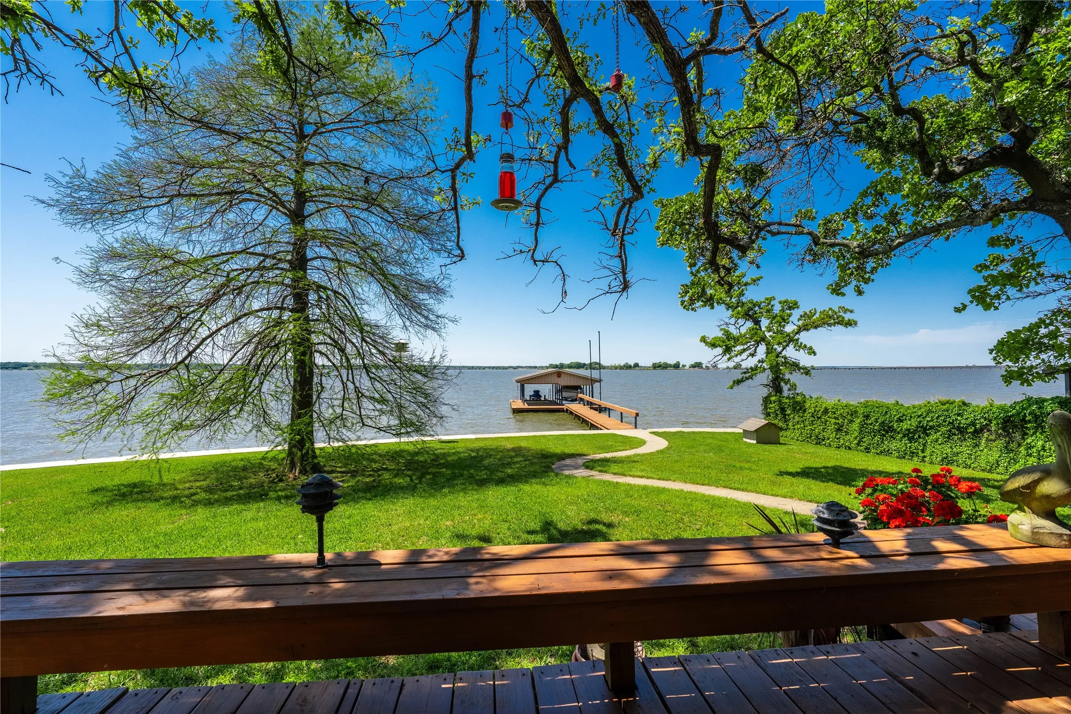 Single Family Residence For Sale in Henderson County , 154 Ocean Drive, Gun Barrel City, Texas 75156, 3 Bedroom, 2 Bathroom, 2 Garage spaces, 1,907 Sqft, built in 1983, Preowned, mls#20863111, Real Estate Agent in Gun Barrel City, Homes For Sale in Henderson county, Homes For Sale in Gun Barrel City, Realtor in Gun Barrel City Texas, Real Estate Brokerage Independent Realty Texas, Luminita Cordes Realtor