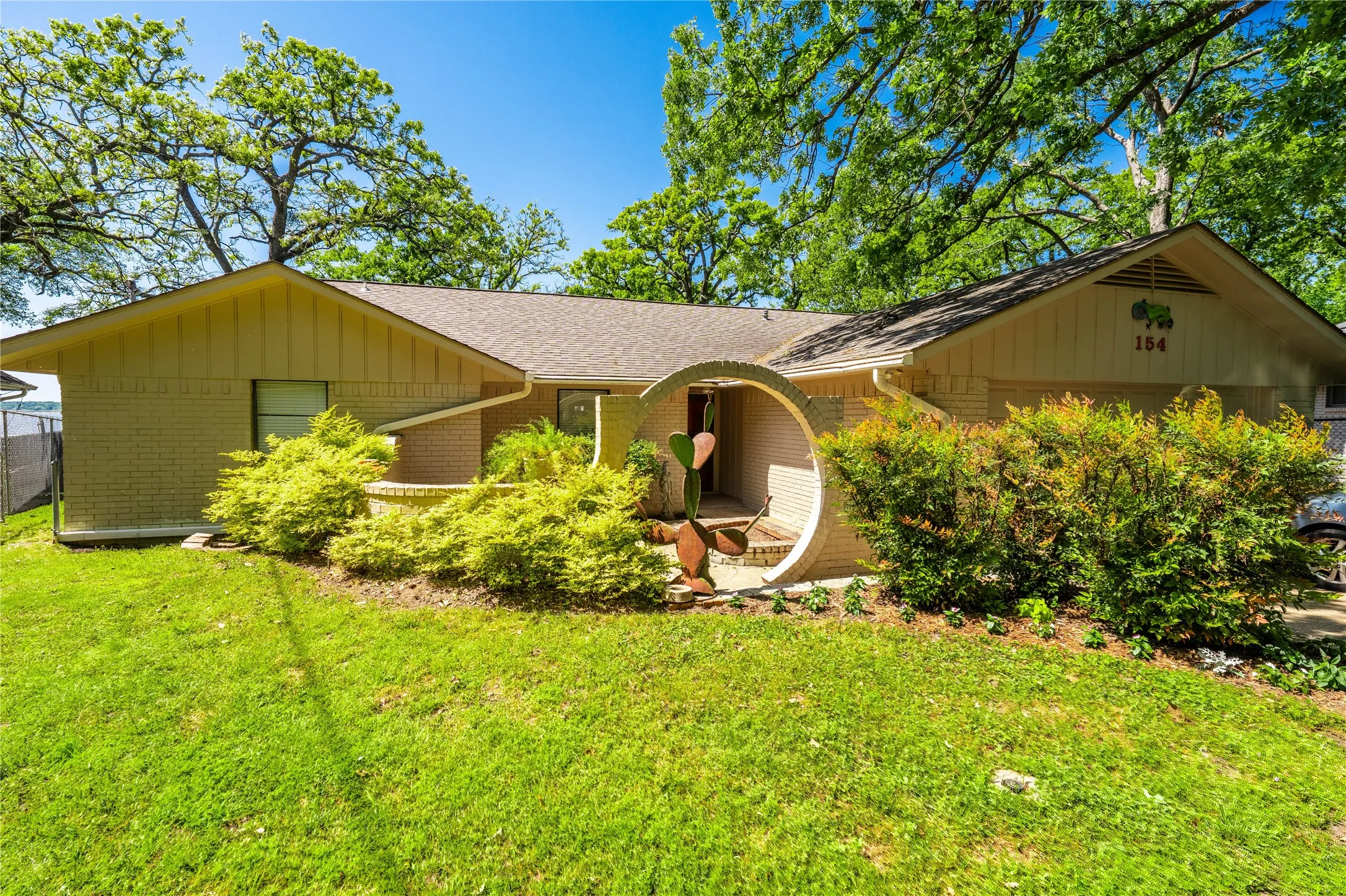 Single Family Residence For Sale in Henderson County , 154 Ocean Drive, Gun Barrel City, Texas 75156, 3 Bedroom, 2 Bathroom, 2 Garage spaces, 1,907 Sqft, built in 1983, Preowned, mls#20863111, Real Estate Agent in Gun Barrel City, Homes For Sale in Henderson county, Homes For Sale in Gun Barrel City, Realtor in Gun Barrel City Texas, Real Estate Brokerage Independent Realty Texas, Luminita Cordes Realtor