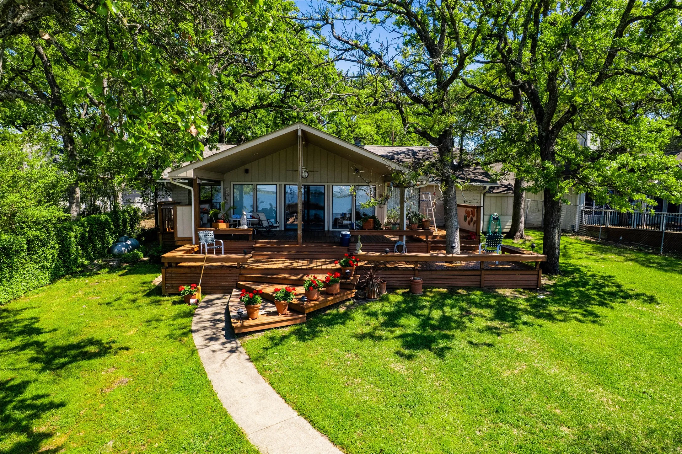Single Family Residence For Sale in Henderson County , 154 Ocean Drive, Gun Barrel City, Texas 75156, 3 Bedroom, 2 Bathroom, 2 Garage spaces, 1,907 Sqft, built in 1983, Preowned, mls#20863111, Real Estate Agent in Gun Barrel City, Homes For Sale in Henderson county, Homes For Sale in Gun Barrel City, Realtor in Gun Barrel City Texas, Real Estate Brokerage Independent Realty Texas, Luminita Cordes Realtor