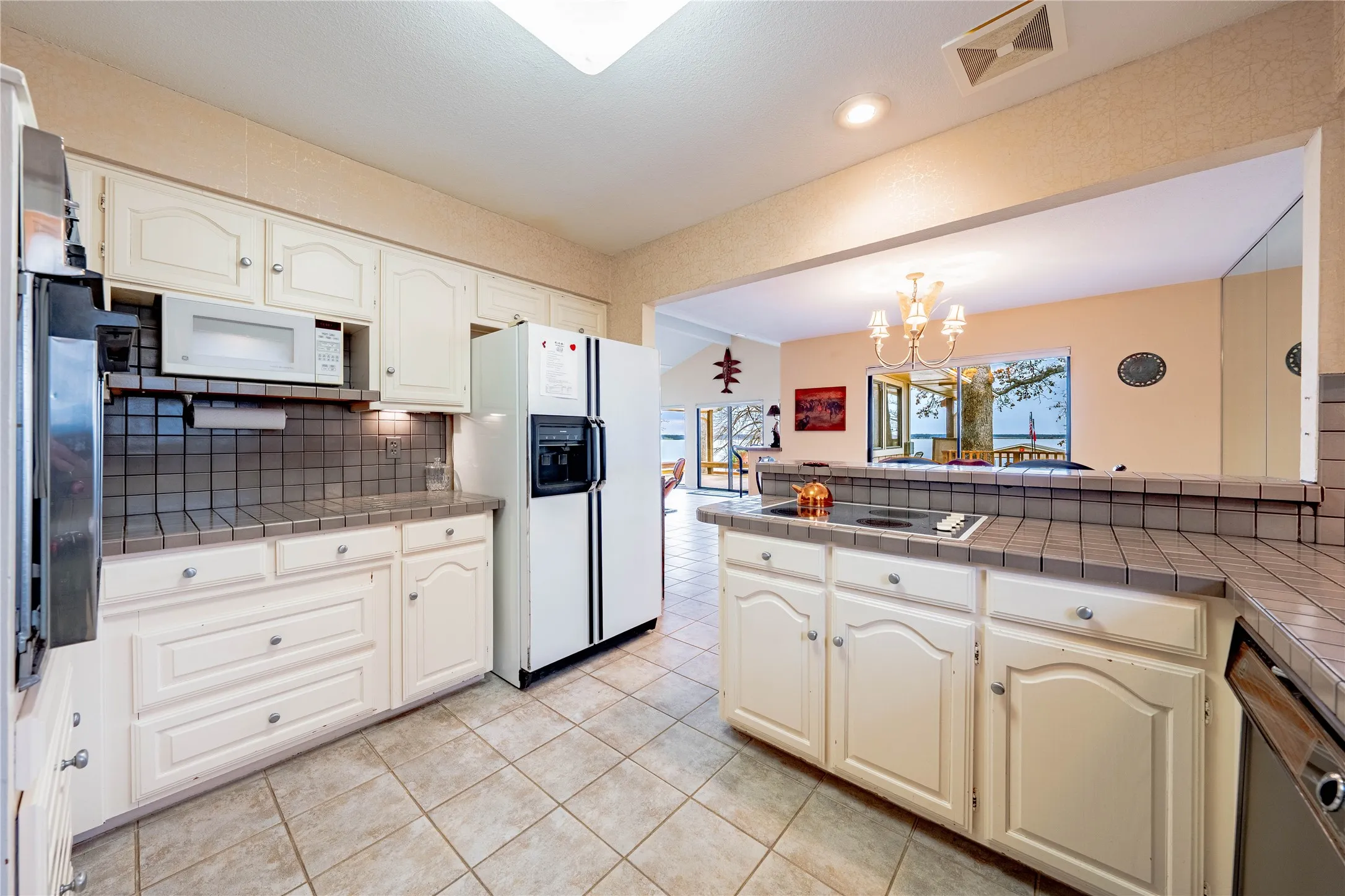 Single Family Residence For Sale in Henderson County , 154 Ocean Drive, Gun Barrel City, Texas 75156, 3 Bedroom, 2 Bathroom, 2 Garage spaces, 1,907 Sqft, built in 1983, Preowned, mls#20863111, Real Estate Agent in Gun Barrel City, Homes For Sale in Henderson county, Homes For Sale in Gun Barrel City, Realtor in Gun Barrel City Texas, Real Estate Brokerage Independent Realty Texas, Luminita Cordes Realtor