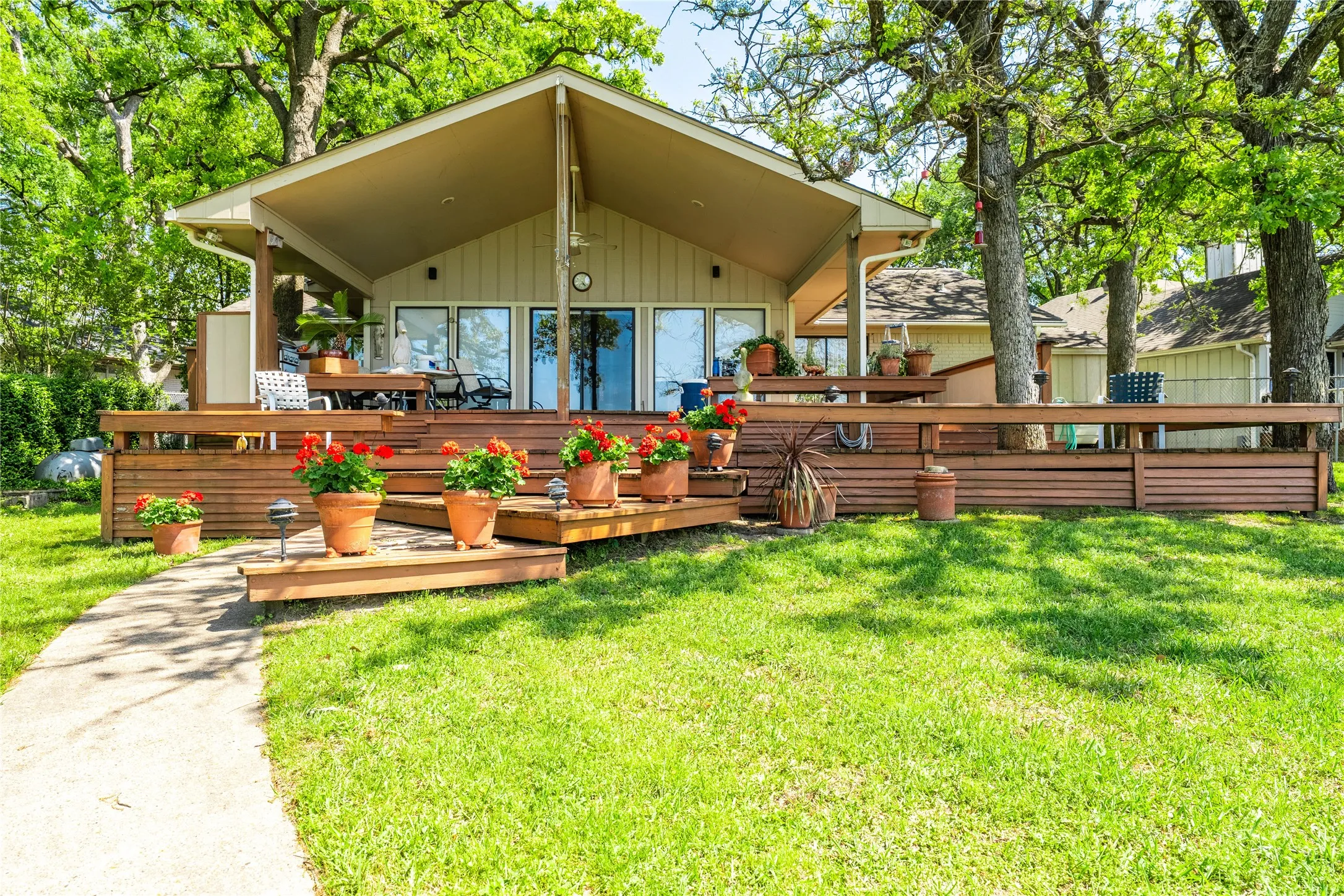 Single Family Residence For Sale in Henderson County , 154 Ocean Drive, Gun Barrel City, Texas 75156, 3 Bedroom, 2 Bathroom, 2 Garage spaces, 1,907 Sqft, built in 1983, Preowned, mls#20863111, Real Estate Agent in Gun Barrel City, Homes For Sale in Henderson county, Homes For Sale in Gun Barrel City, Realtor in Gun Barrel City Texas, Real Estate Brokerage Independent Realty Texas, Luminita Cordes Realtor