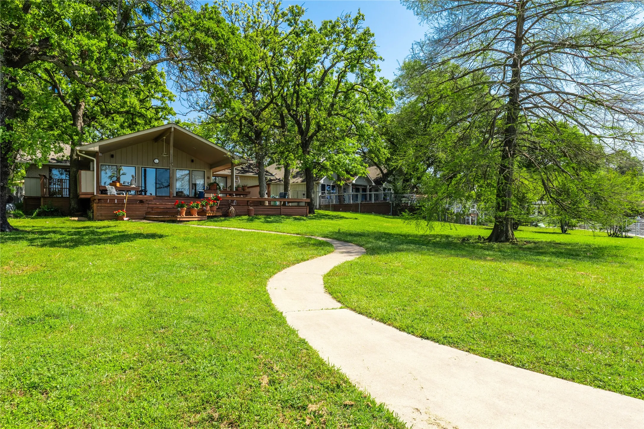Single Family Residence For Sale in Henderson County , 154 Ocean Drive, Gun Barrel City, Texas 75156, 3 Bedroom, 2 Bathroom, 2 Garage spaces, 1,907 Sqft, built in 1983, Preowned, mls#20863111, Real Estate Agent in Gun Barrel City, Homes For Sale in Henderson county, Homes For Sale in Gun Barrel City, Realtor in Gun Barrel City Texas, Real Estate Brokerage Independent Realty Texas, Luminita Cordes Realtor