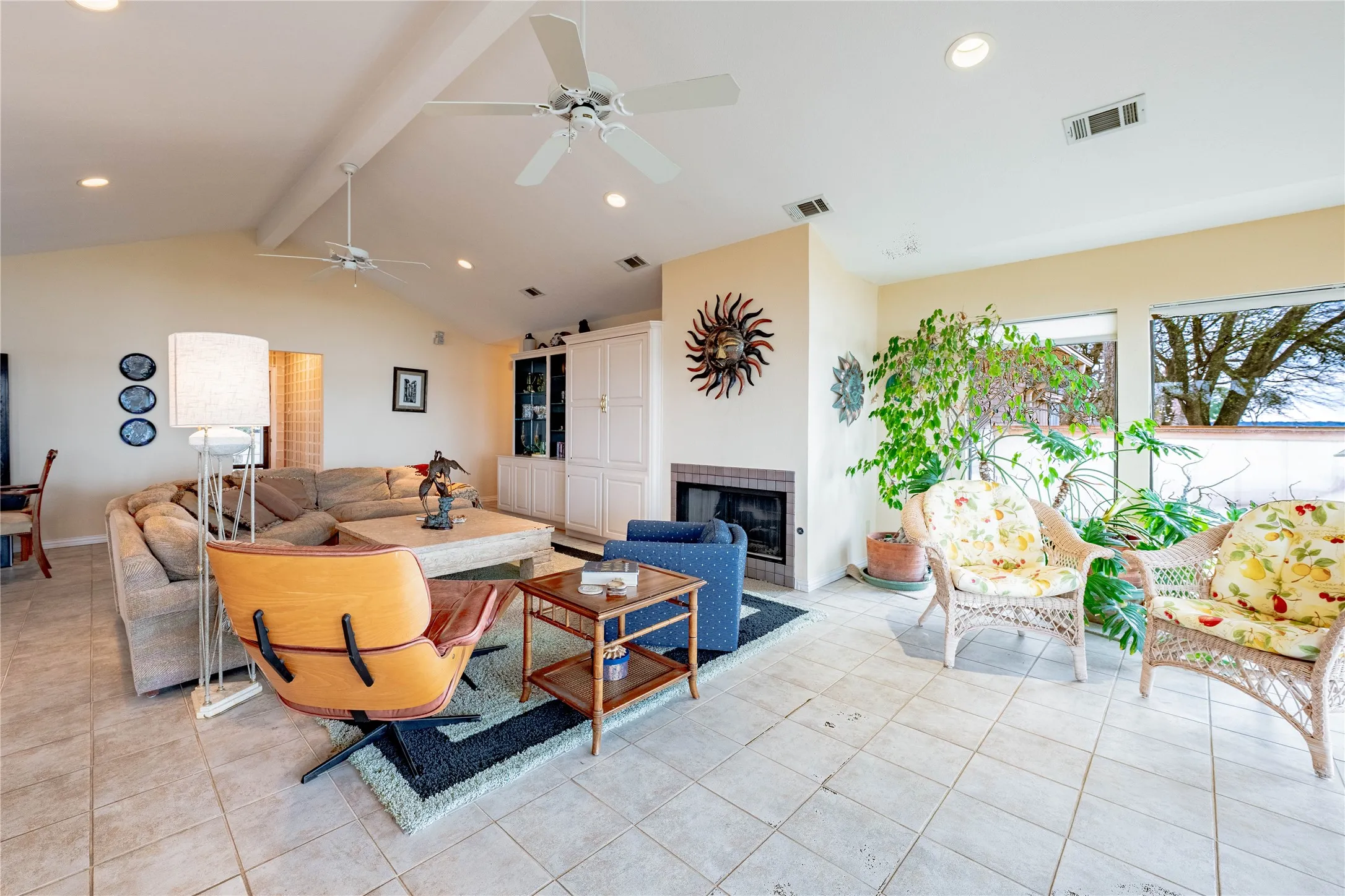 Single Family Residence For Sale in Henderson County , 154 Ocean Drive, Gun Barrel City, Texas 75156, 3 Bedroom, 2 Bathroom, 2 Garage spaces, 1,907 Sqft, built in 1983, Preowned, mls#20863111, Real Estate Agent in Gun Barrel City, Homes For Sale in Henderson county, Homes For Sale in Gun Barrel City, Realtor in Gun Barrel City Texas, Real Estate Brokerage Independent Realty Texas, Luminita Cordes Realtor