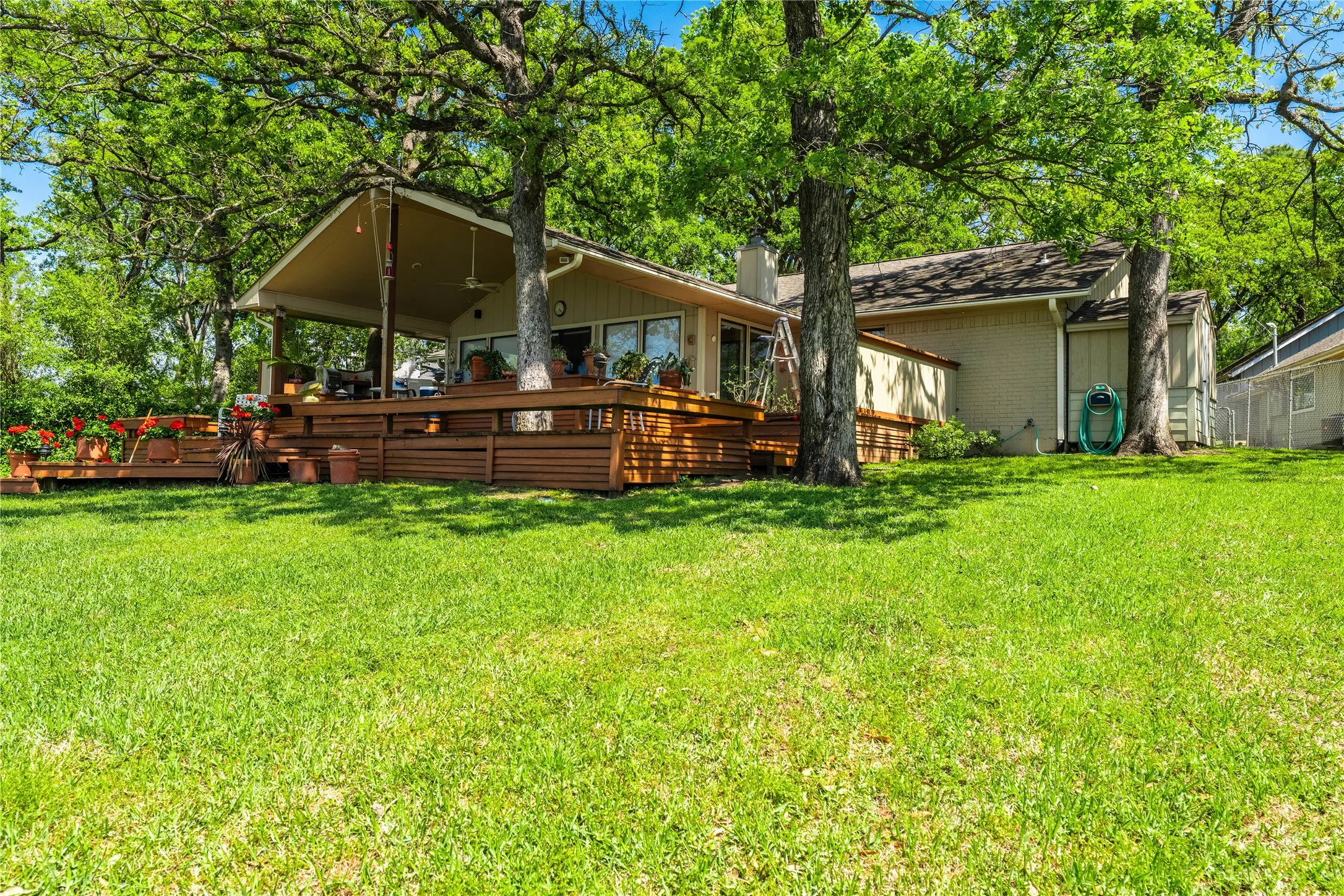 Single Family Residence For Sale in Henderson County , 154 Ocean Drive, Gun Barrel City, Texas 75156, 3 Bedroom, 2 Bathroom, 2 Garage spaces, 1,907 Sqft, built in 1983, Preowned, mls#20863111, Real Estate Agent in Gun Barrel City, Homes For Sale in Henderson county, Homes For Sale in Gun Barrel City, Realtor in Gun Barrel City Texas, Real Estate Brokerage Independent Realty Texas, Luminita Cordes Realtor