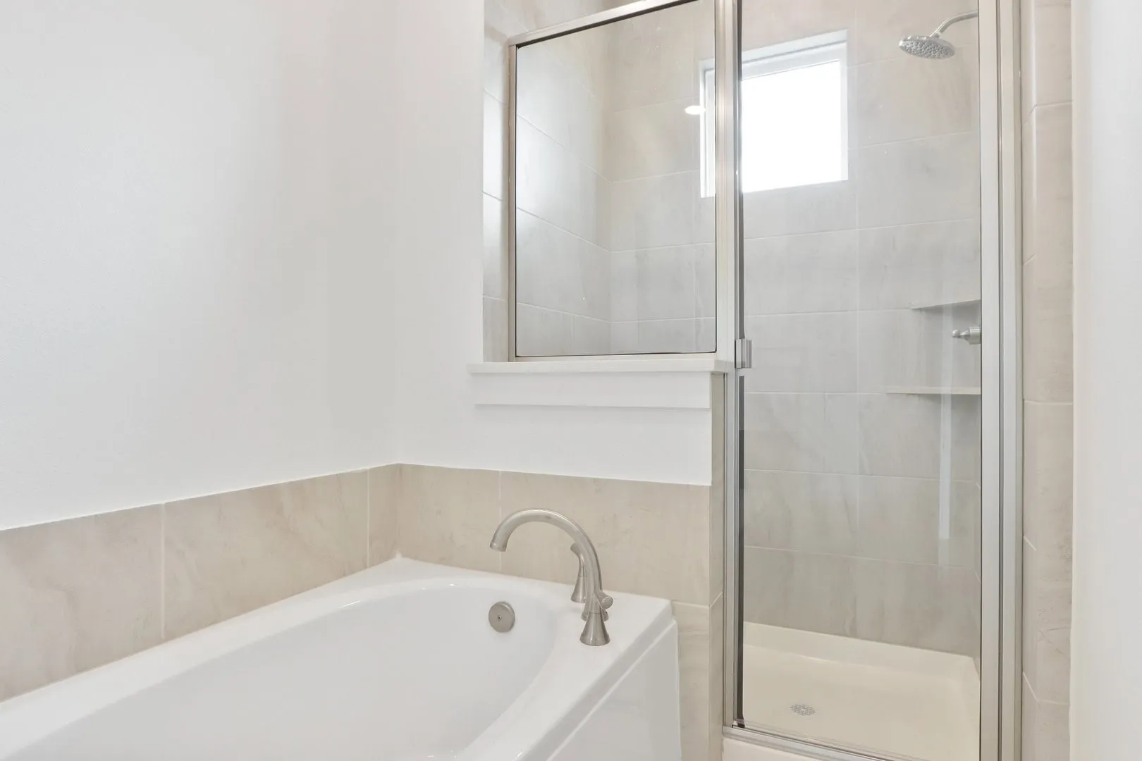 022-20241030-1427AzaleaDrive-Melissa-TX-75454-PrimaryBathroom.jpg-SMALL