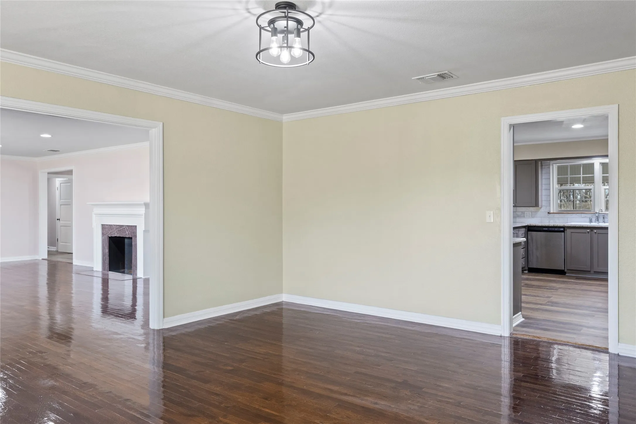 Single Family Residence For Sale in Camp County , 306 Quitman Street, Pittsburg, Texas 75686, 3 Bedroom, 3 Bathroom, 2 Garage spaces, 2,500 Sqft, built in 1956, mls#20864397, Real Estate Agent in Pittsburg, Homes For Sale in Camp county, Homes For Sale in Pittsburg, Realtor in Pittsburg Texas, Real Estate Brokerage Independent Realty Texas, Luminita Cordes Realtor