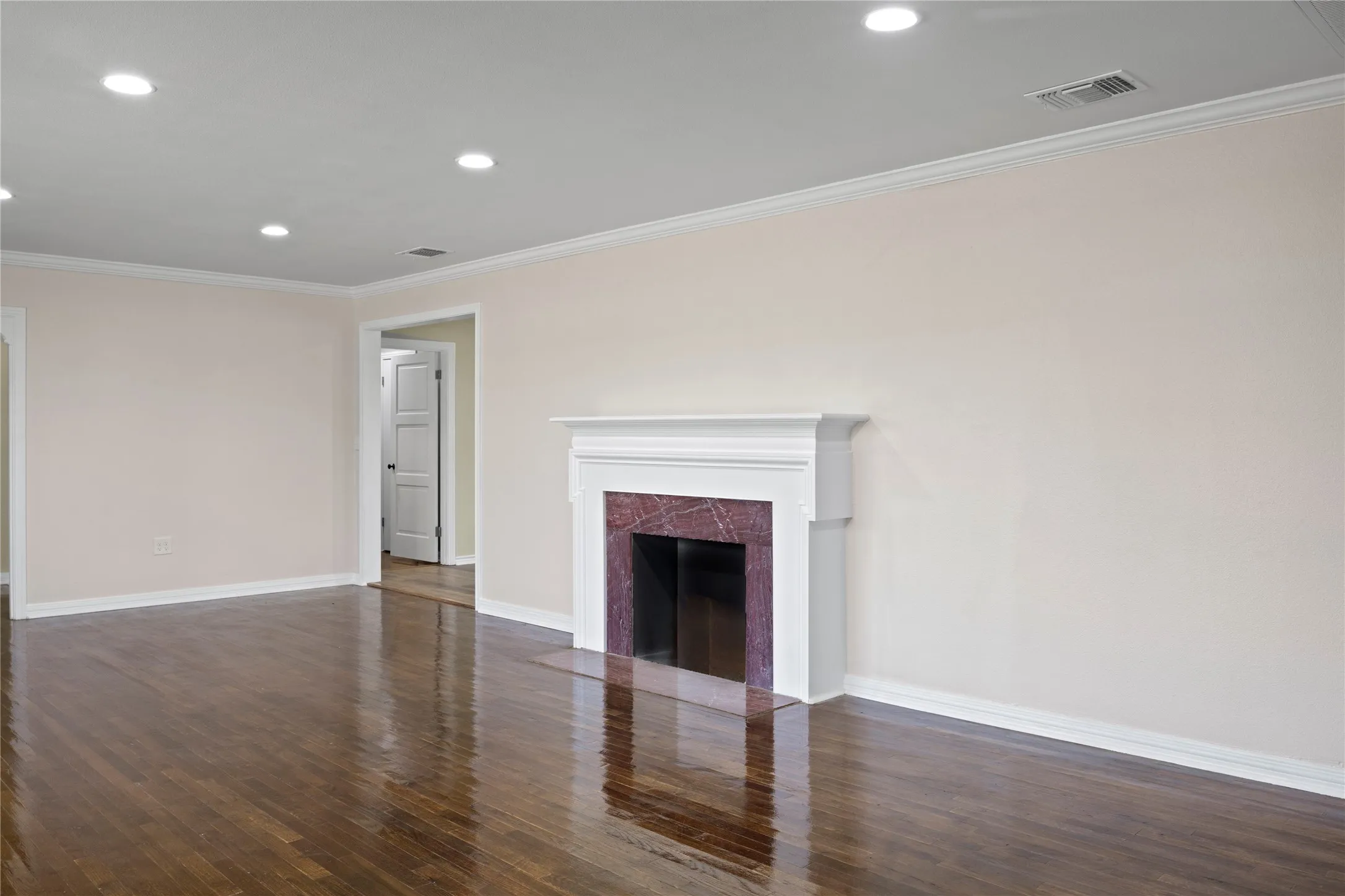 Single Family Residence For Sale in Camp County , 306 Quitman Street, Pittsburg, Texas 75686, 3 Bedroom, 3 Bathroom, 2 Garage spaces, 2,500 Sqft, built in 1956, mls#20864397, Real Estate Agent in Pittsburg, Homes For Sale in Camp county, Homes For Sale in Pittsburg, Realtor in Pittsburg Texas, Real Estate Brokerage Independent Realty Texas, Luminita Cordes Realtor