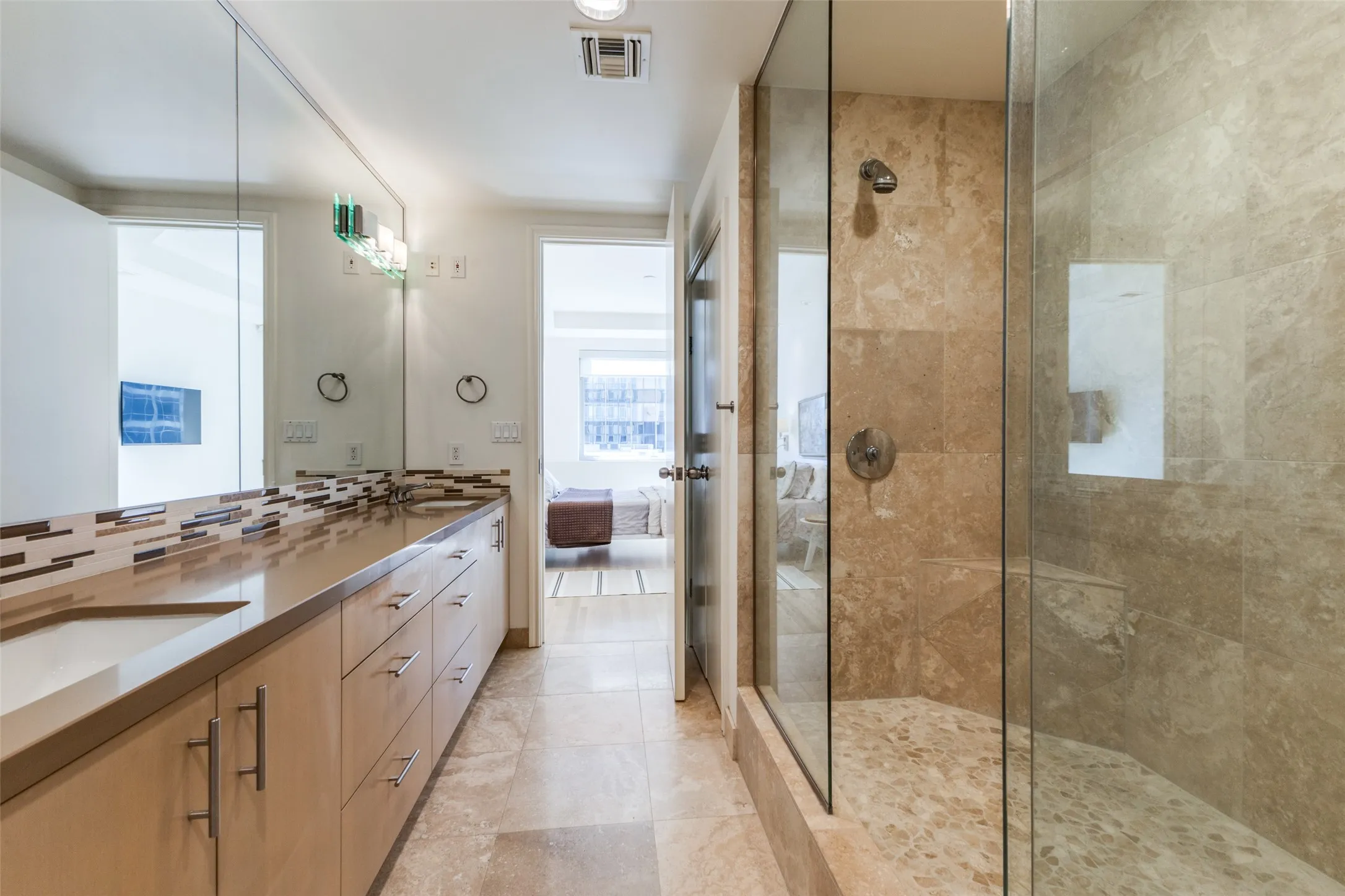 Condominium For Sale in Dallas County , 1505 Elm Street 1004, Dallas, Texas 75201, 1 Bedroom, 2 Bathroom, 1 Garage spaces, 1,482 Sqft, built in 1957, Preowned, mls#20855002, Real Estate Agent in Dallas, Homes For Sale in Dallas county, Homes For Sale in Dallas, Realtor in Dallas Texas, Real Estate Brokerage Independent Realty Texas, Luminita Cordes Realtor