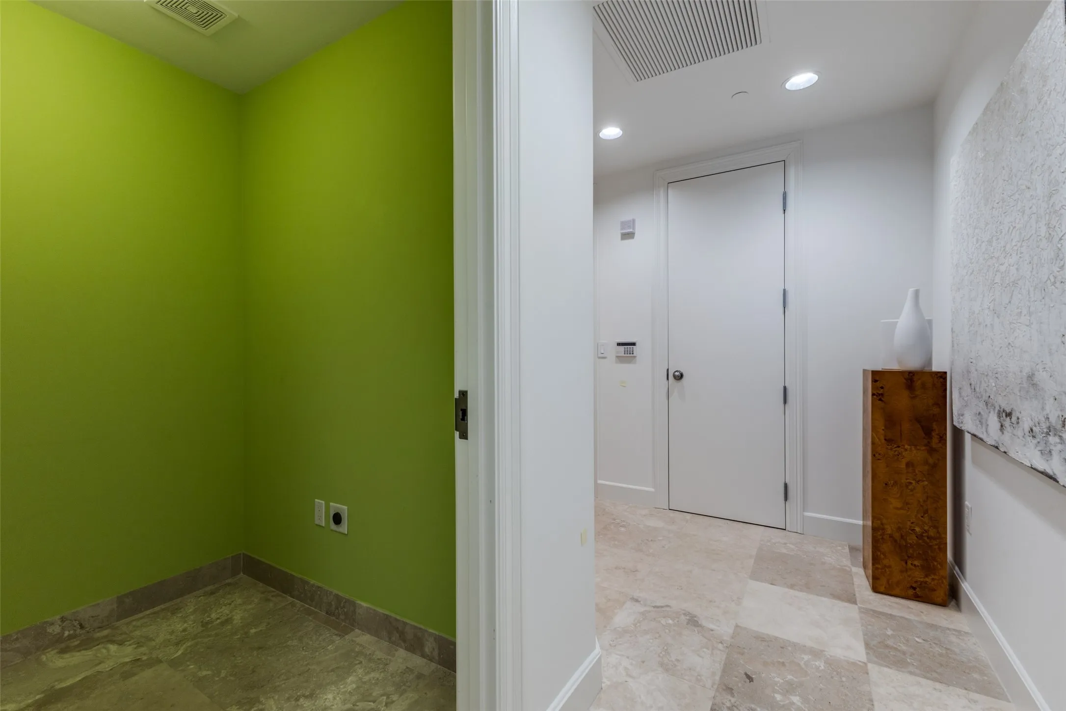 Condominium For Sale in Dallas County , 1505 Elm Street 1004, Dallas, Texas 75201, 1 Bedroom, 2 Bathroom, 1 Garage spaces, 1,482 Sqft, built in 1957, Preowned, mls#20855002, Real Estate Agent in Dallas, Homes For Sale in Dallas county, Homes For Sale in Dallas, Realtor in Dallas Texas, Real Estate Brokerage Independent Realty Texas, Luminita Cordes Realtor